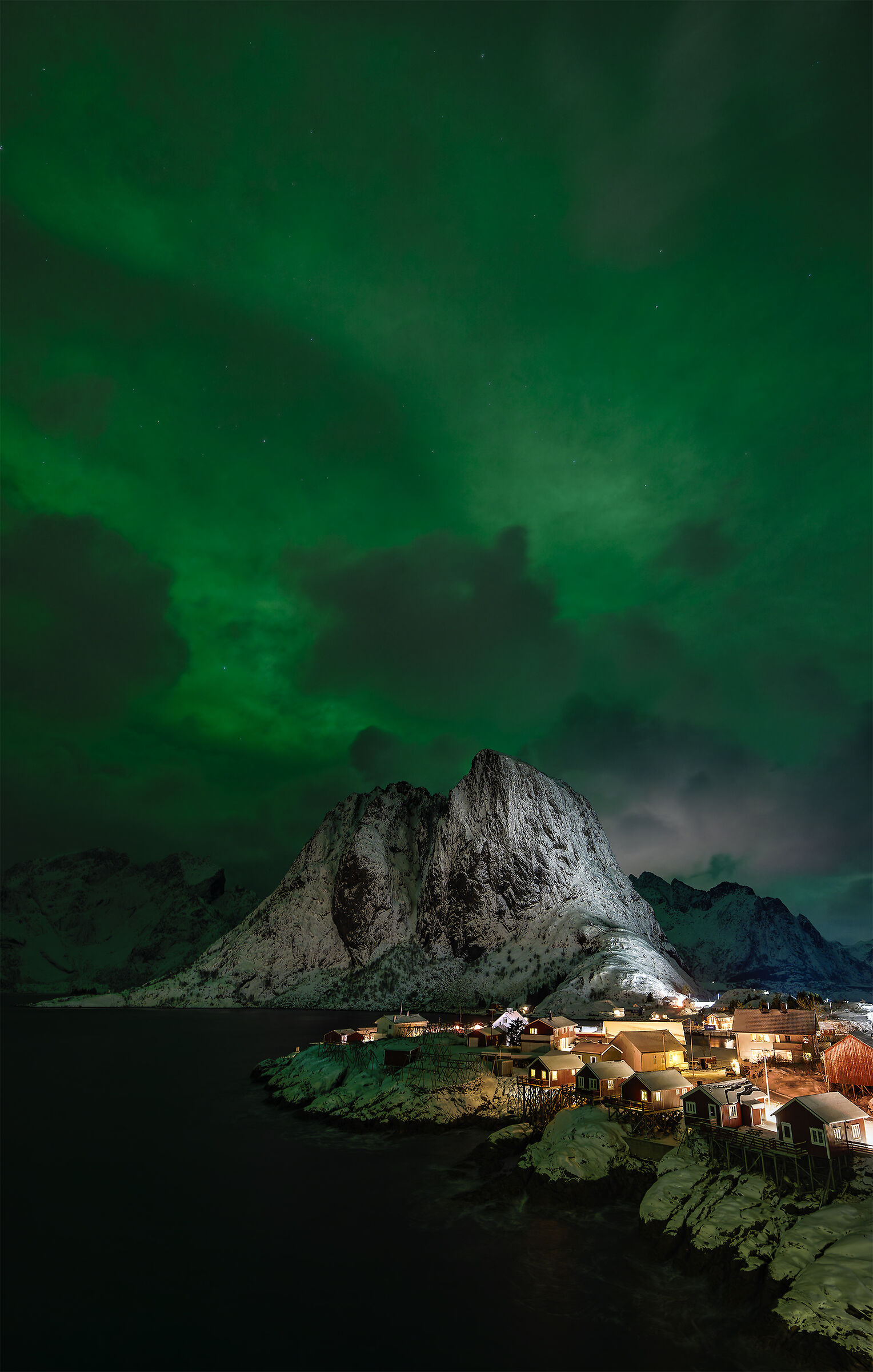 Hamnoy , aurora fra le nubi