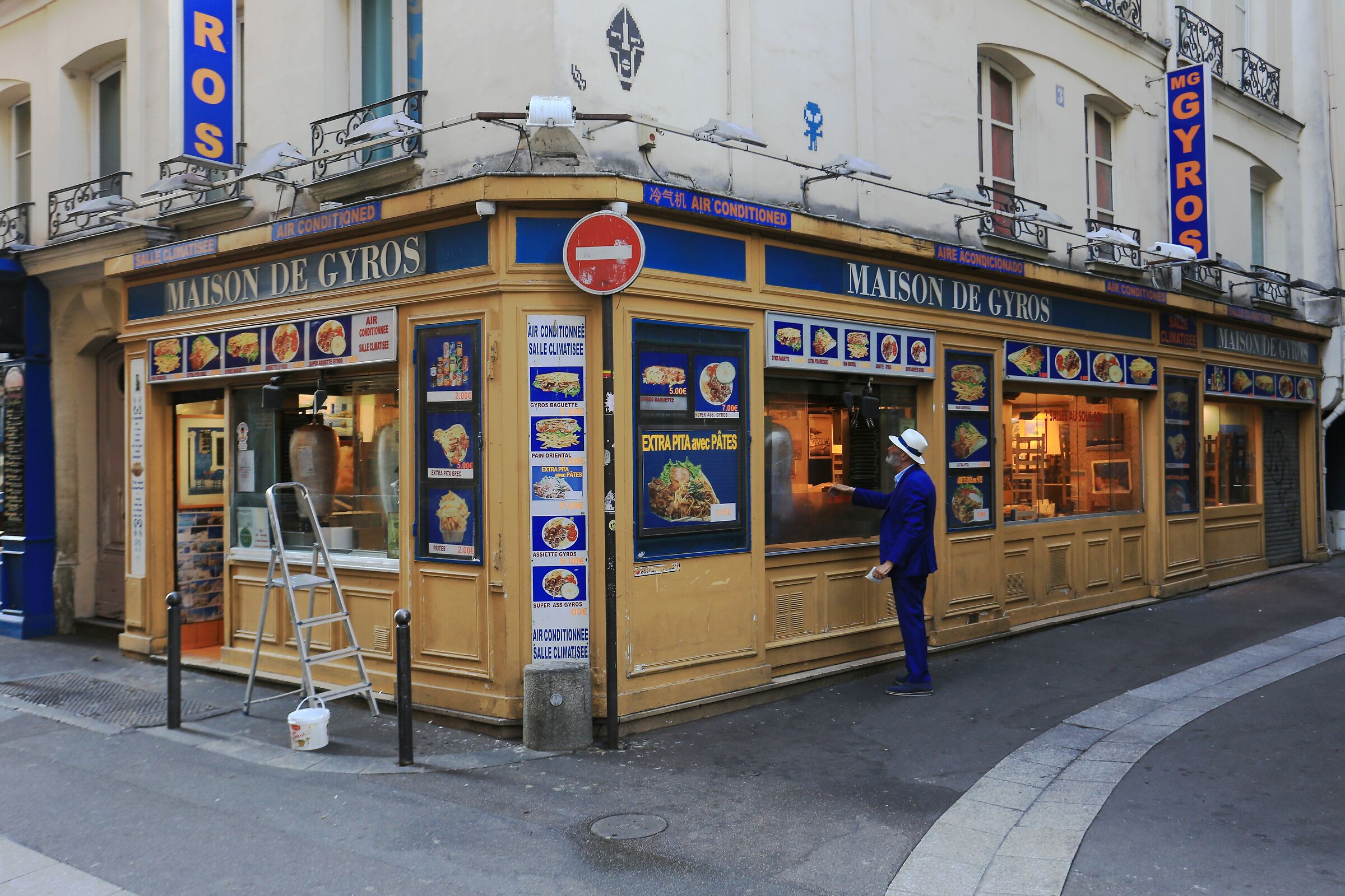 Un uomo che ordina giroscopi