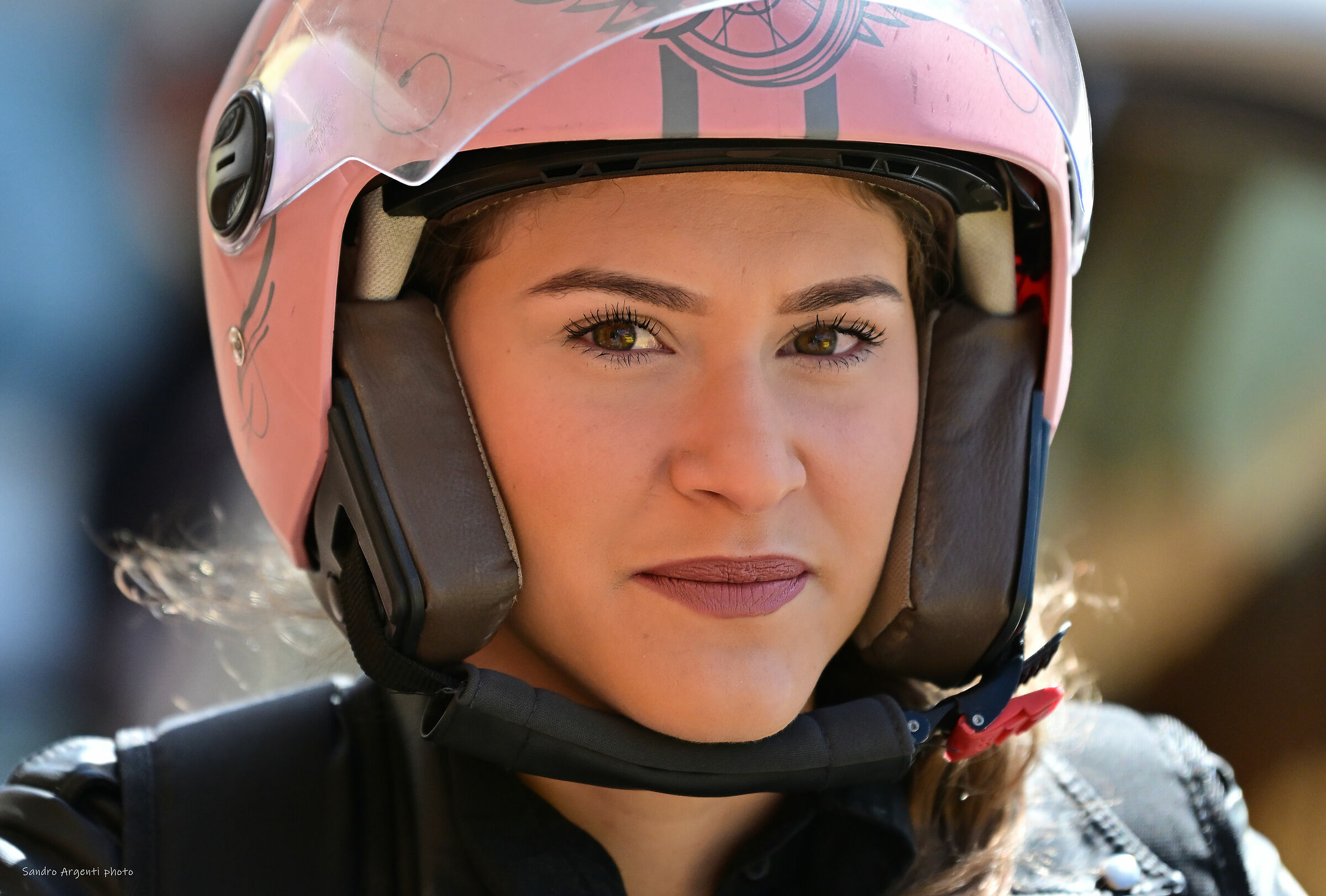 Sguardo "rubato" ad una motociclista di passaggio&...