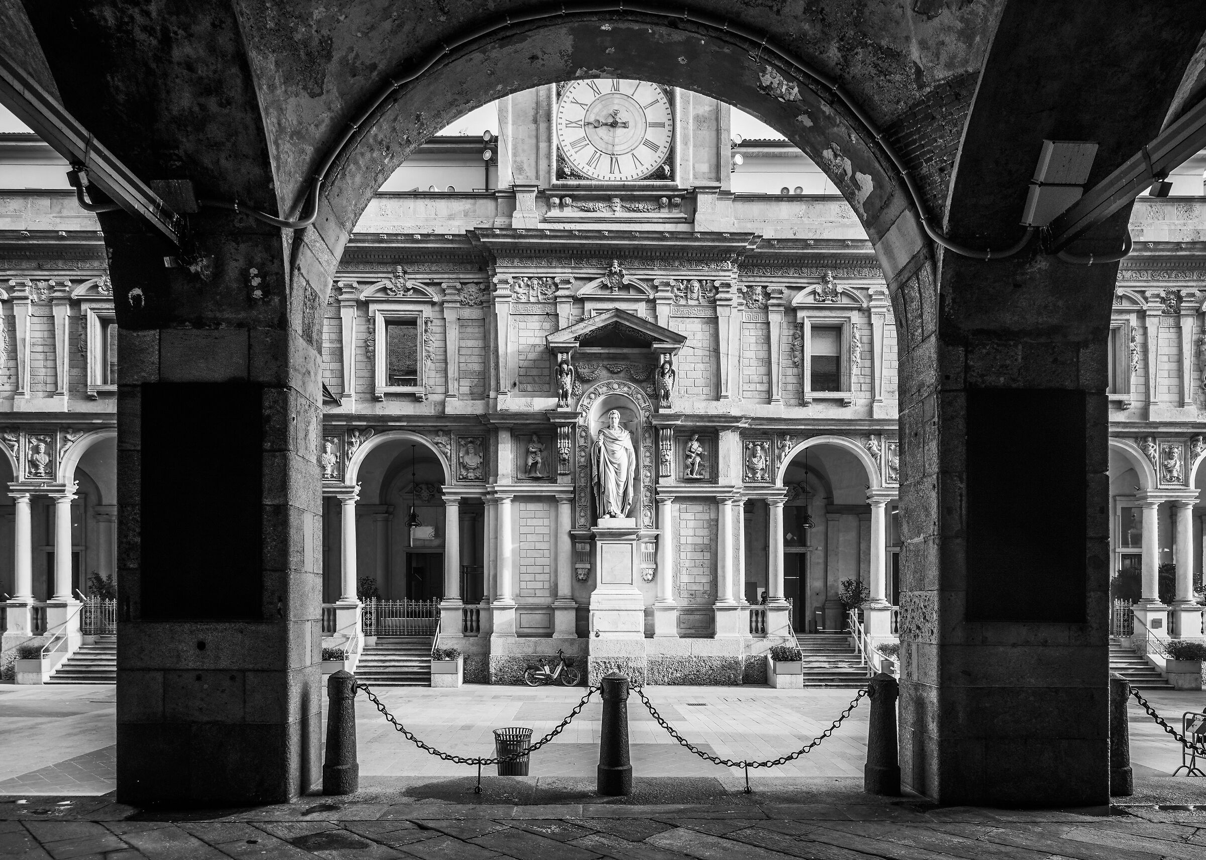 Merchants' Square. Palazzo dei Giureconsulti - 2