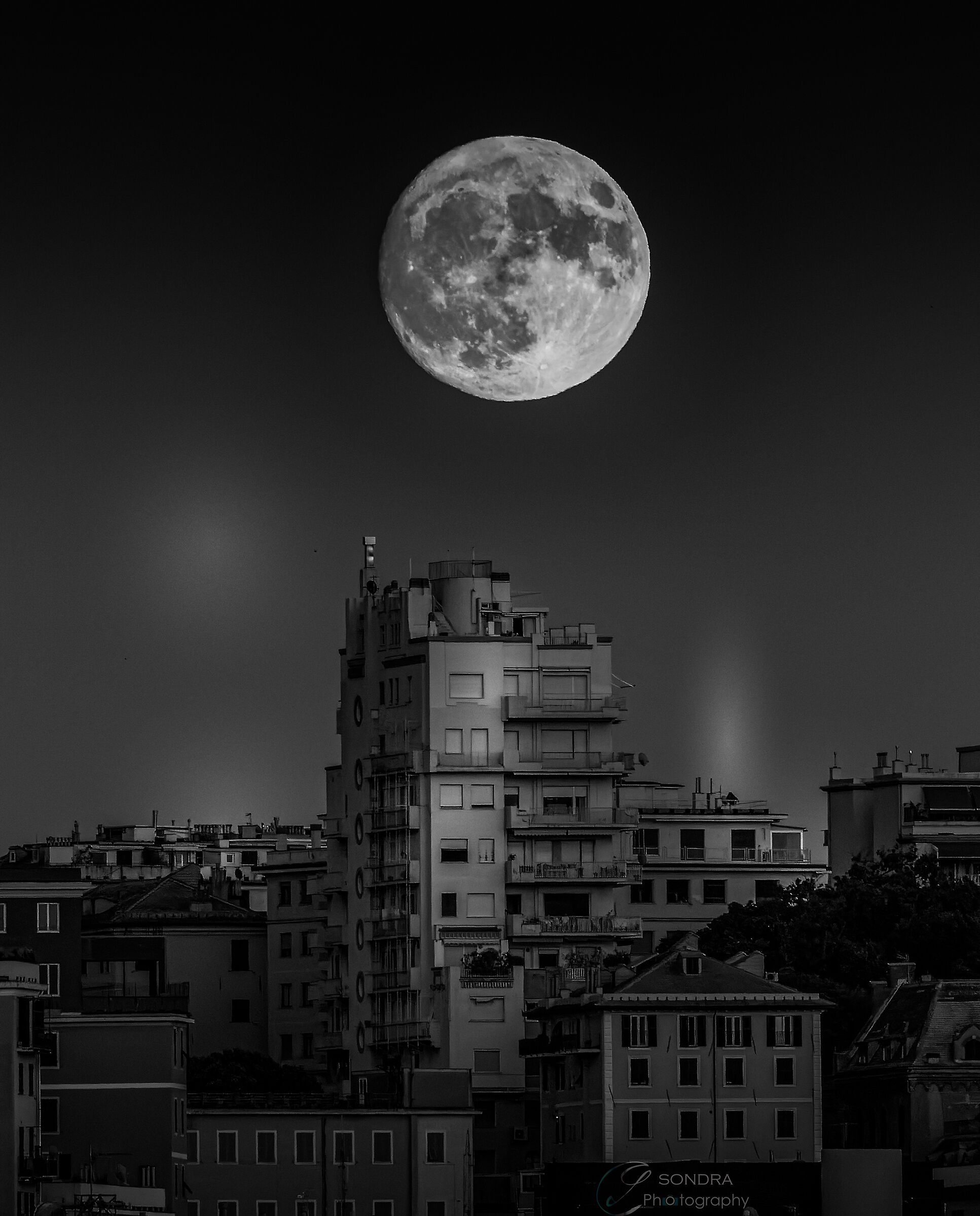 super luna del 31 luglio sui palazzi di Genova