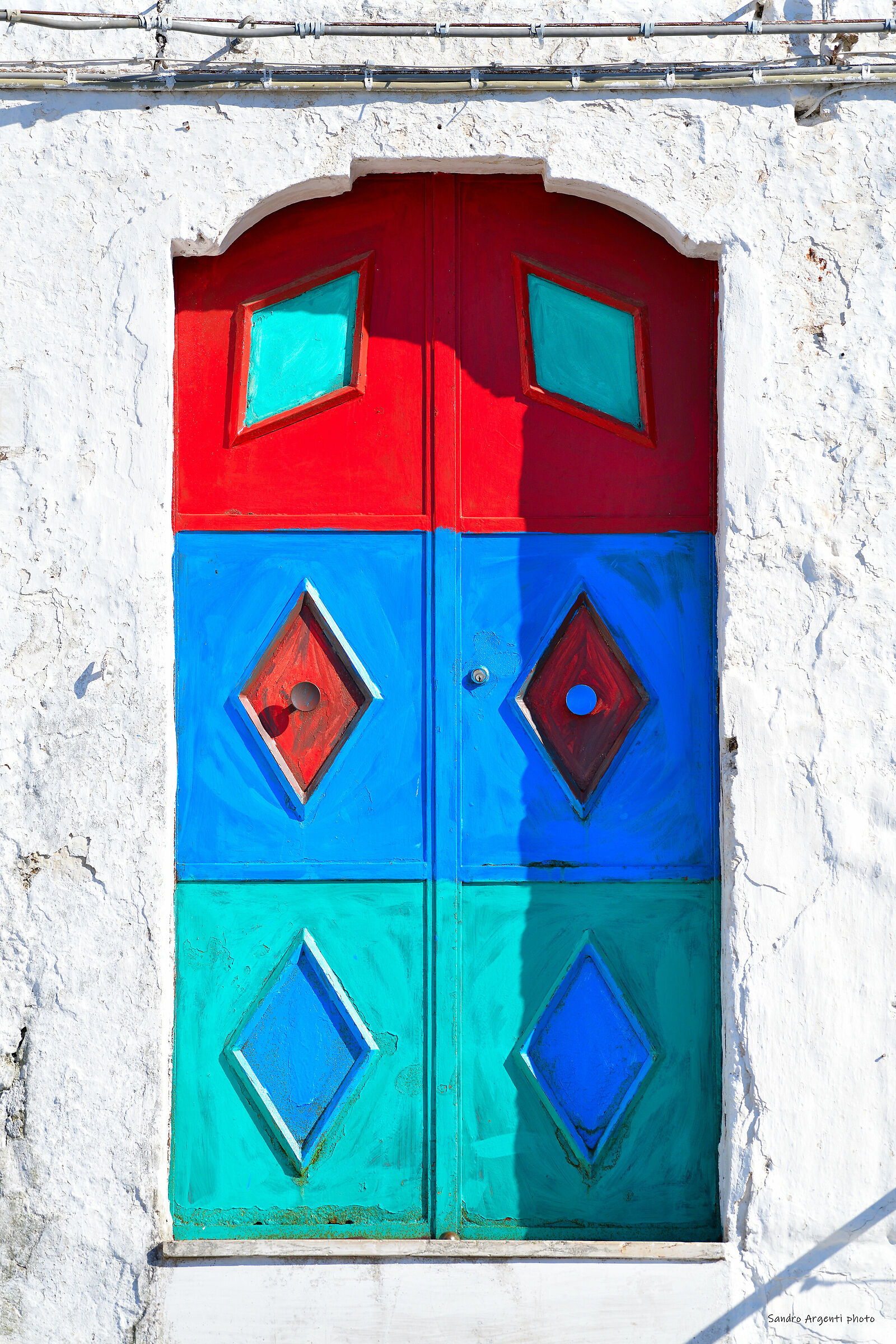 Vecchio portone colorato. Gargano.