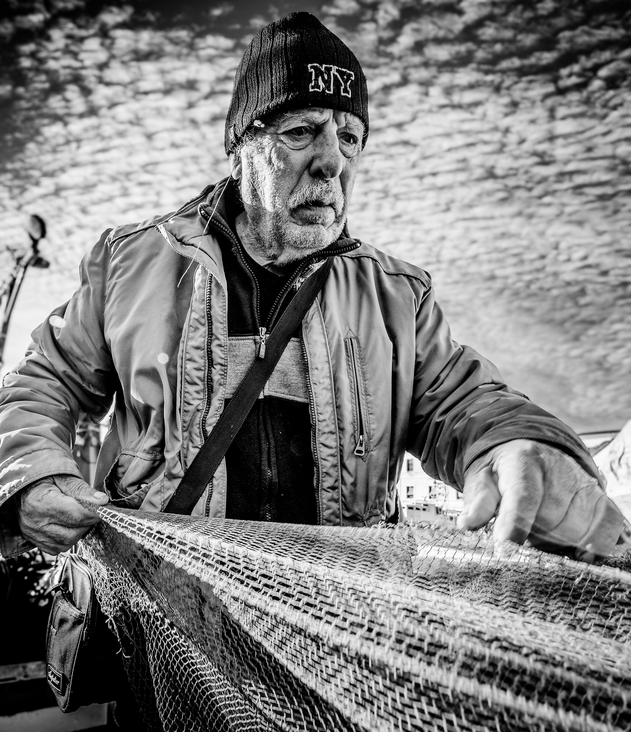 Pescatore ripara la rete