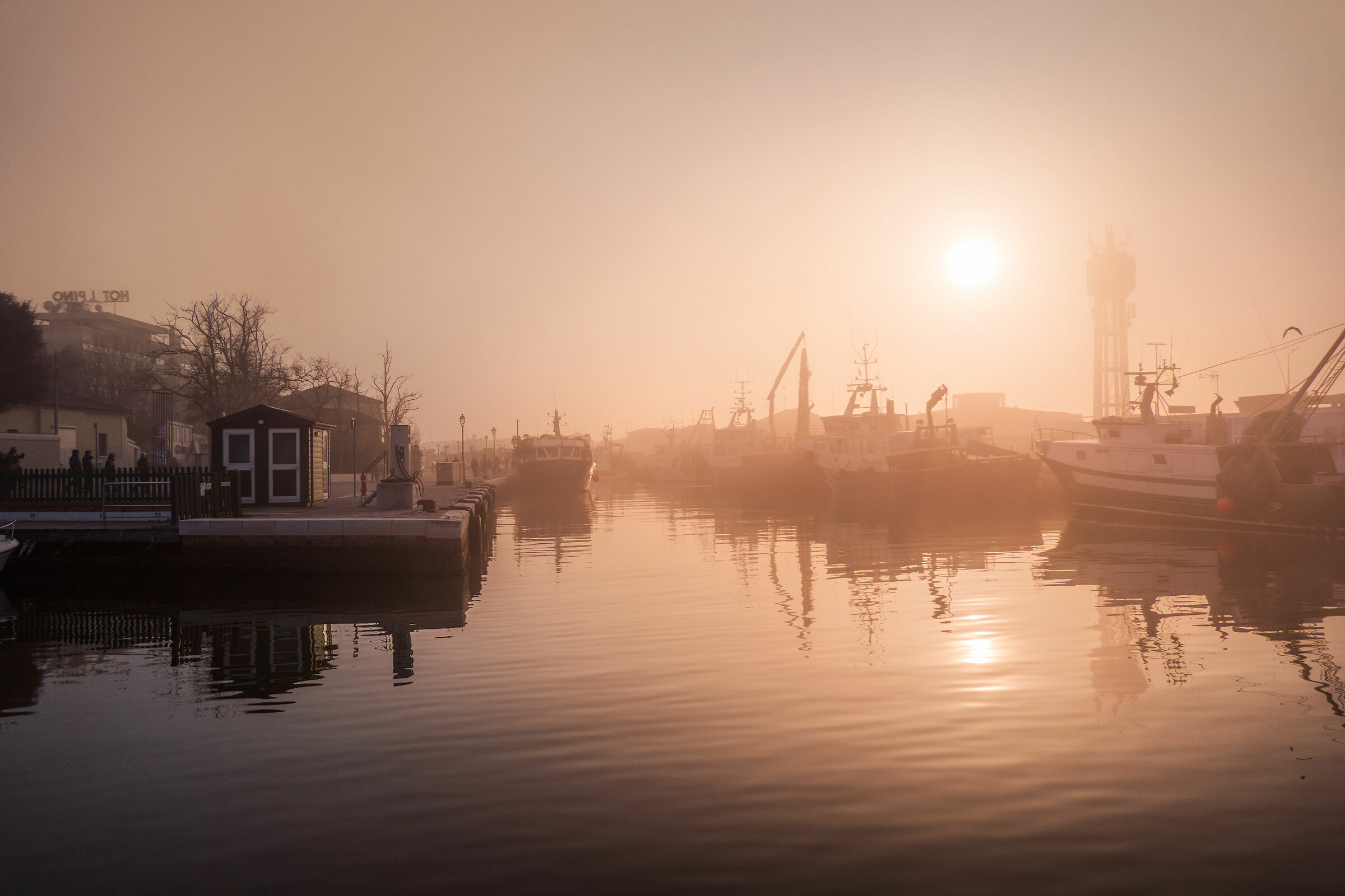 Tramonto sul porto canale