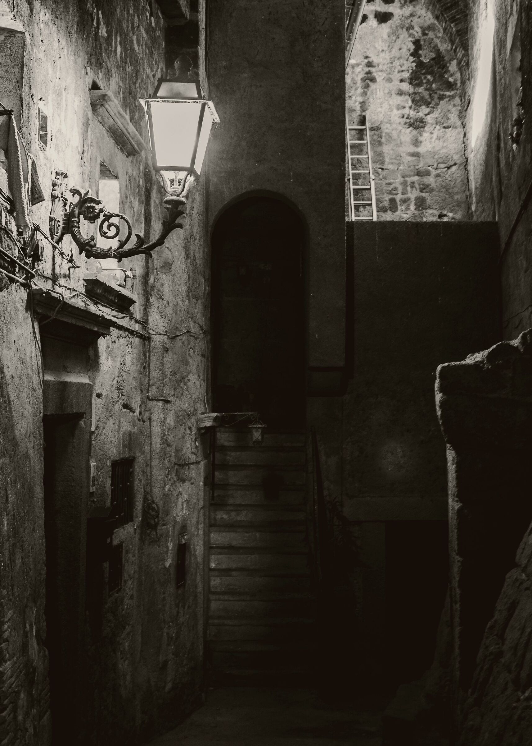 Luce e ombra nell'antico vicolo di Bomarzo