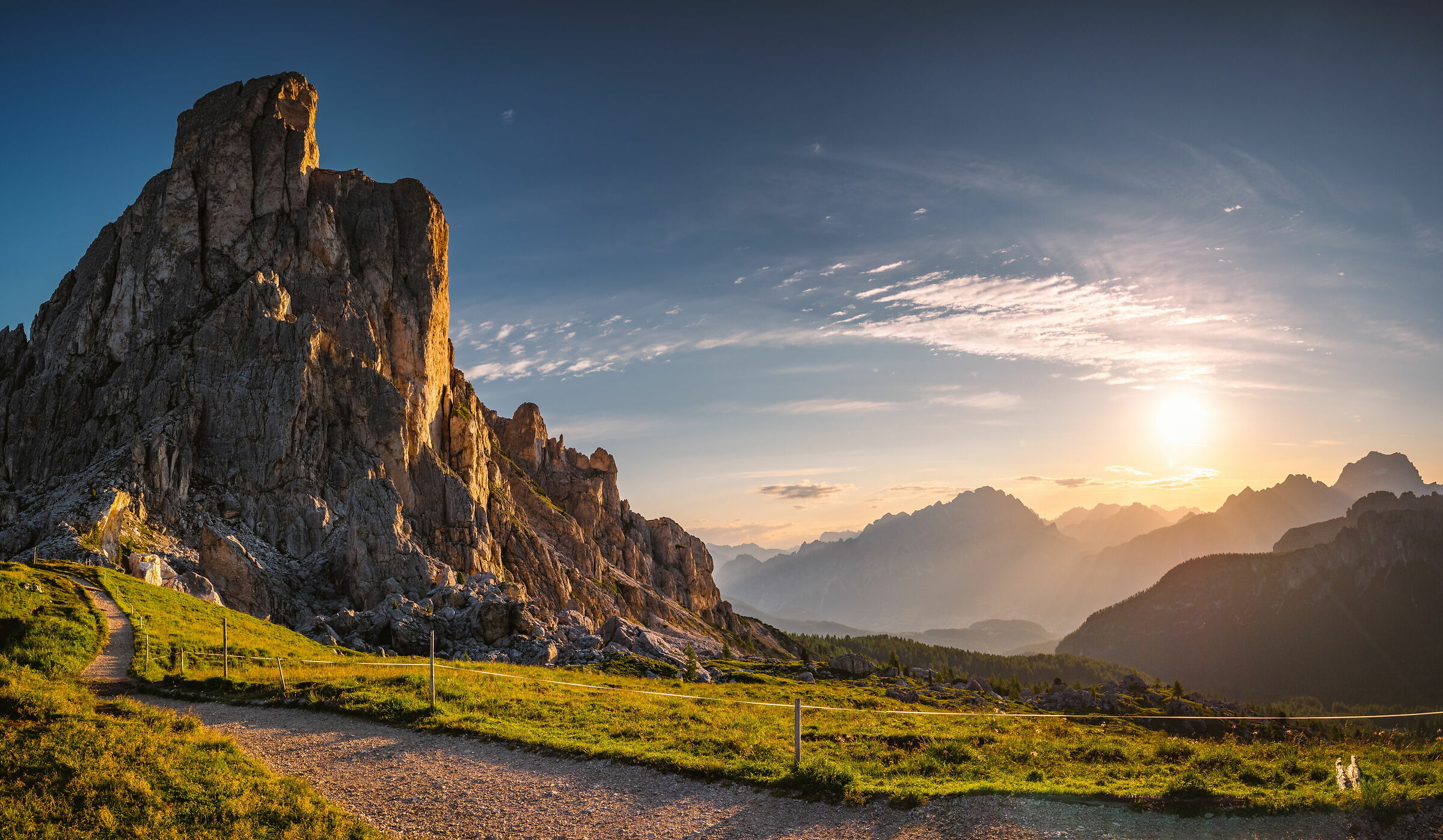 Alba al passo di Giau