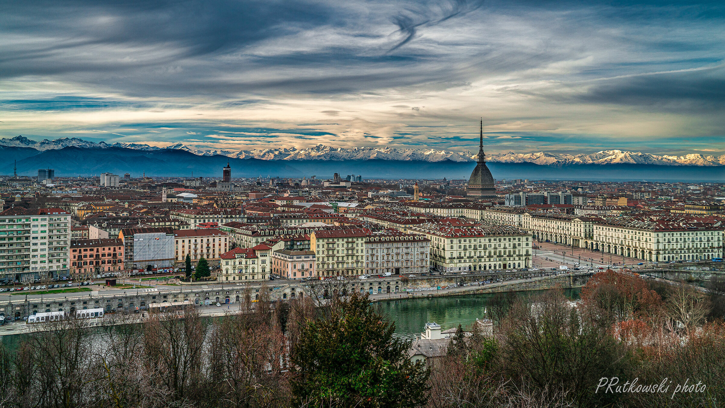 Szeroka panorama na Torino z Alpami  w tle.