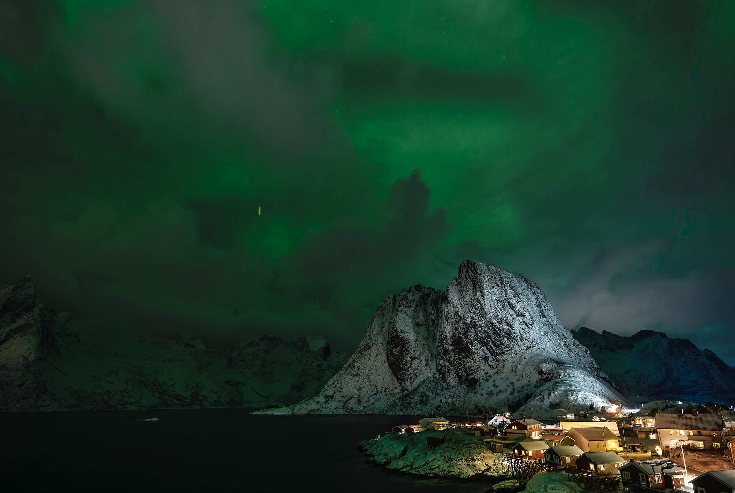 Hamnoy fra le nubi e l'aurora