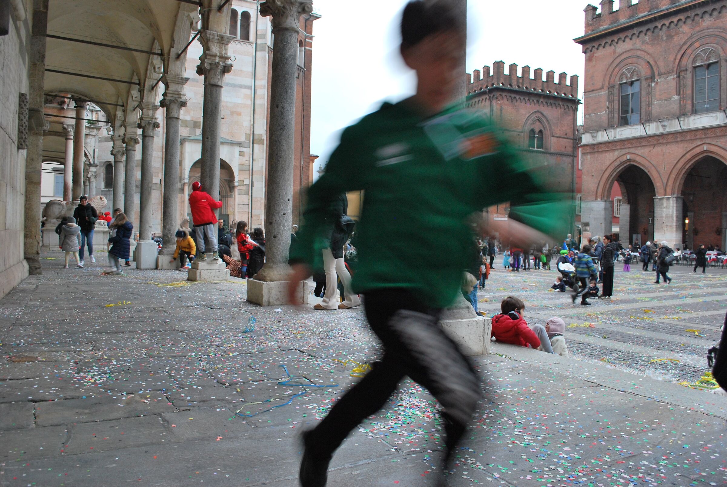 Bambino in carnevale. Piazza del Duomo Cremona