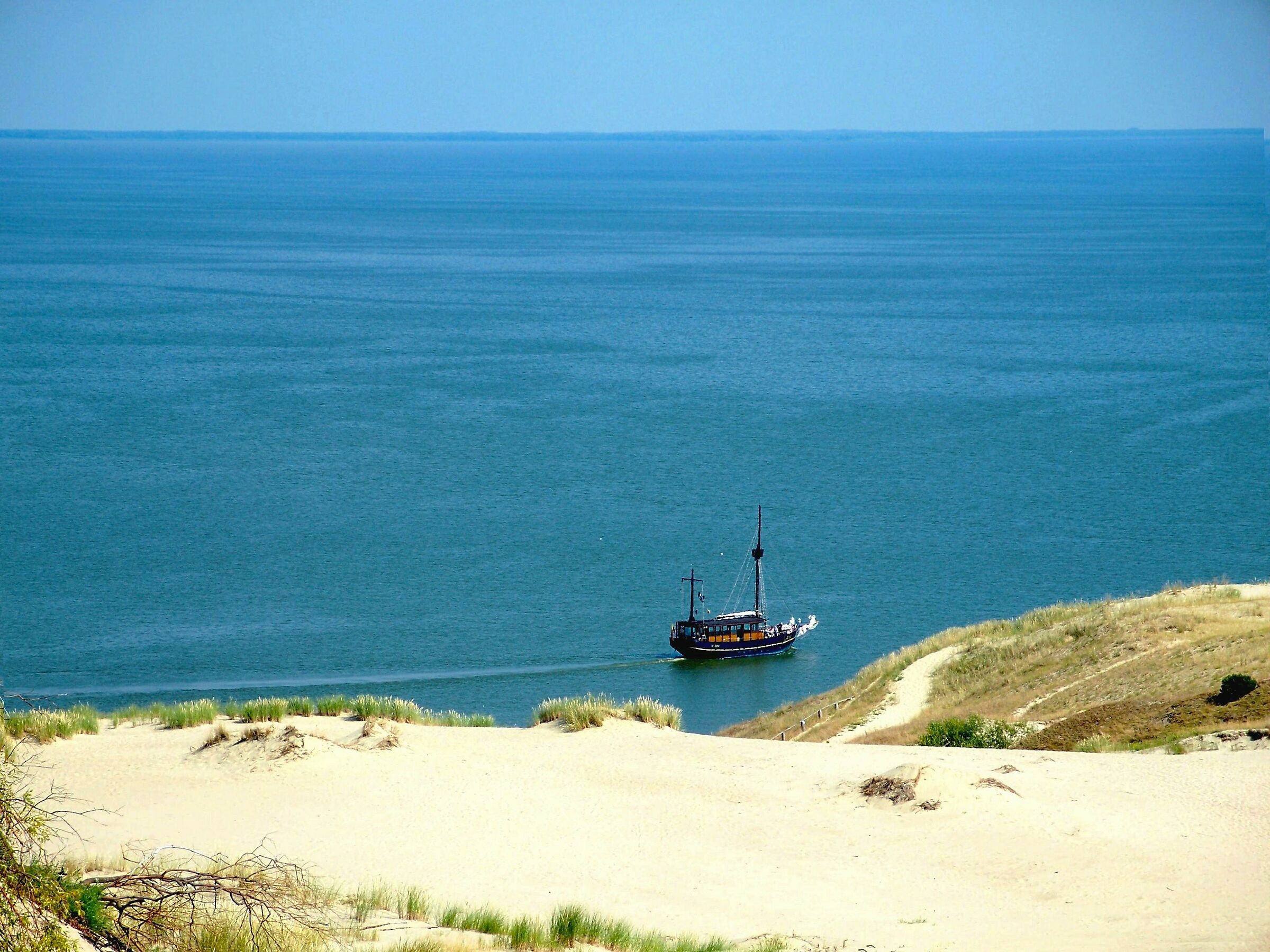 Vista dalle dune della Penisola di Curlanda. Nave Lana