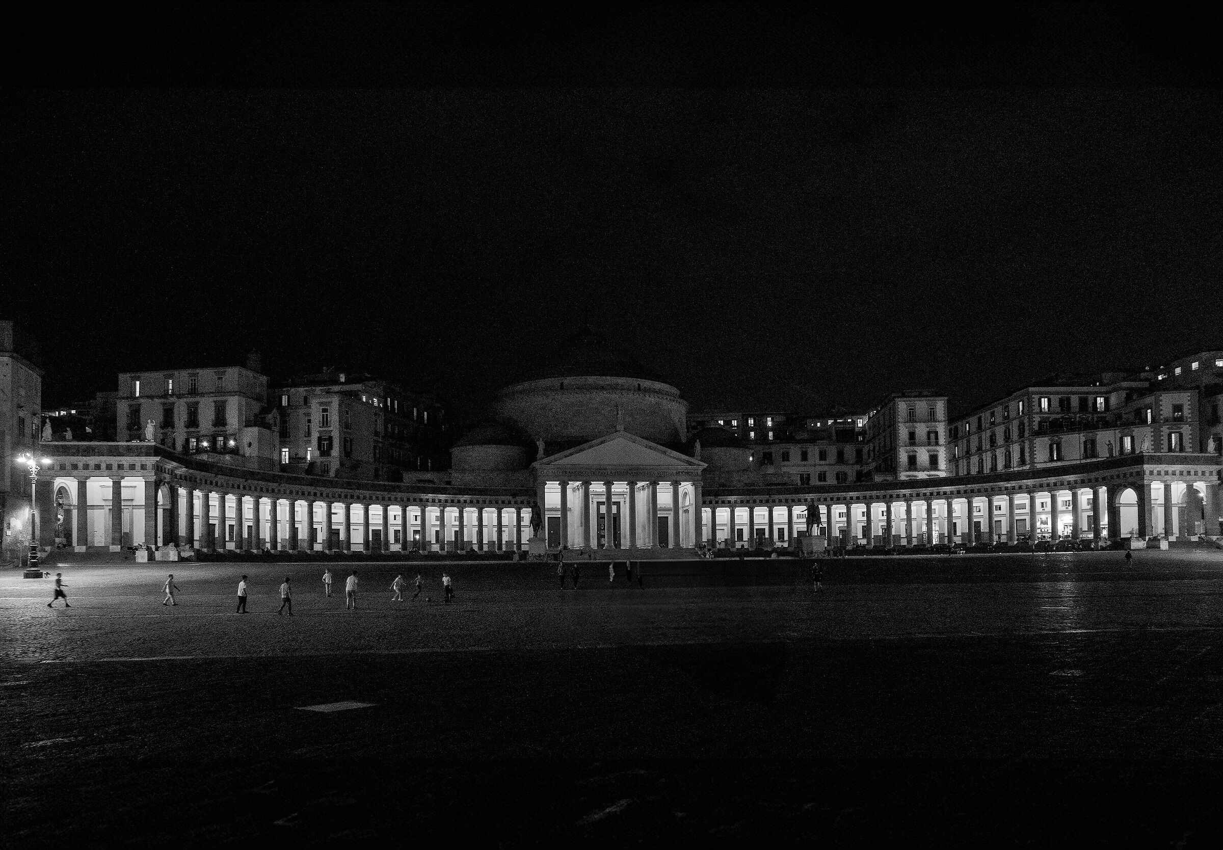 Napoli - Piazza Plebiscito   partita notturna B&N