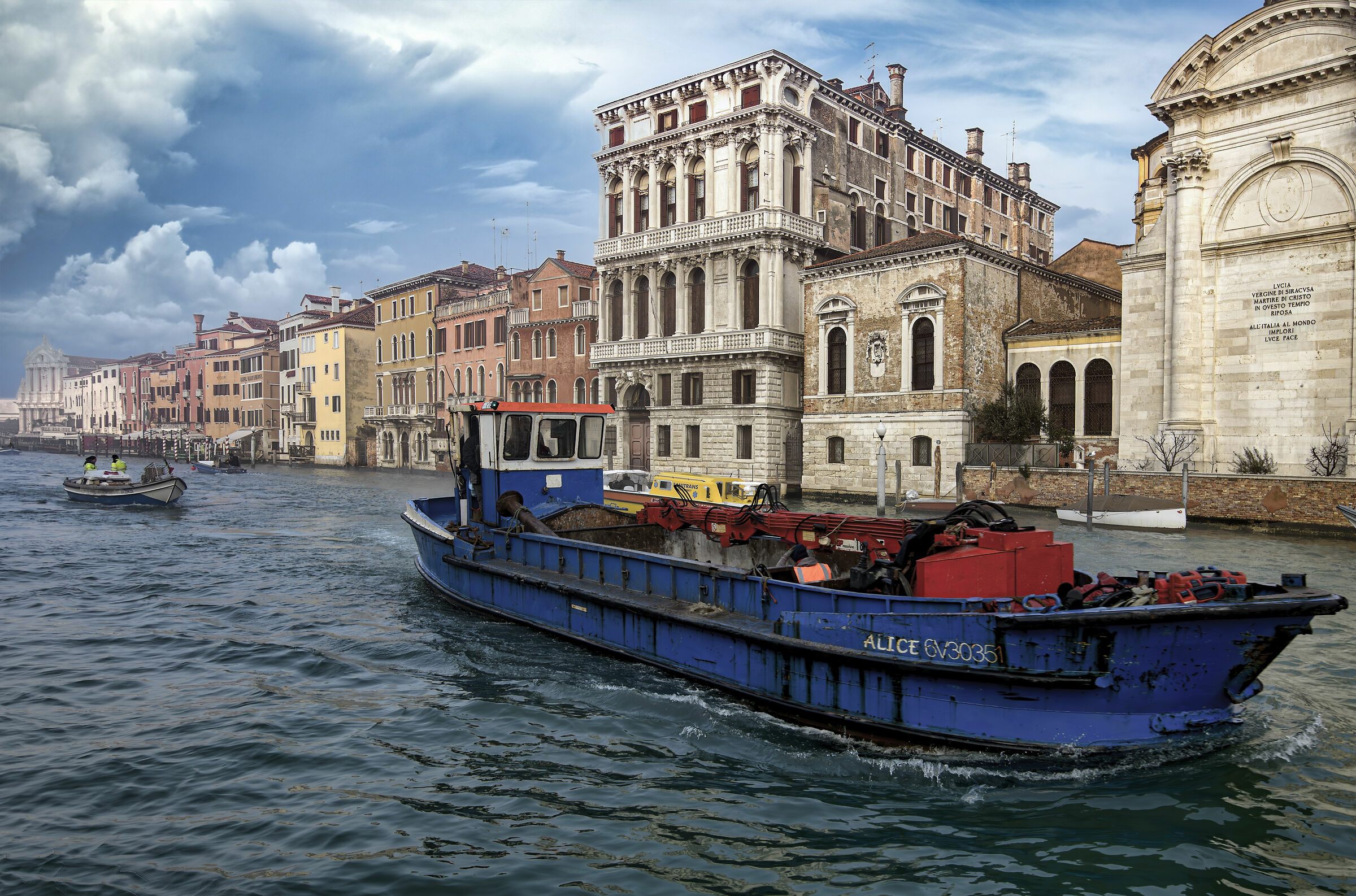 Chiatta trasporto rifiuti