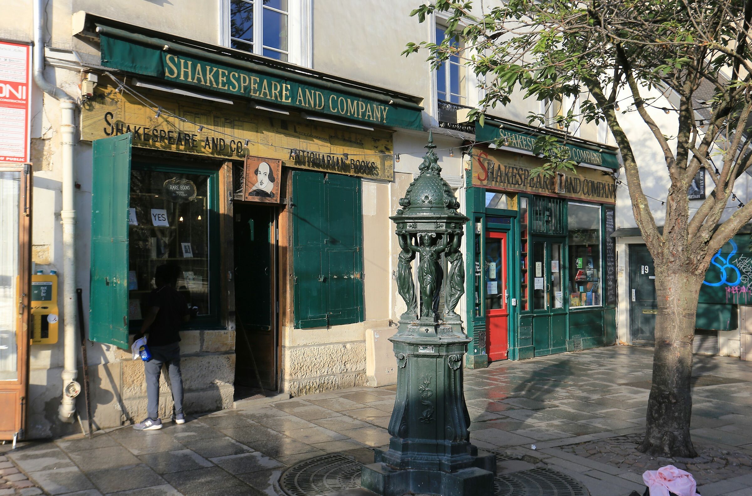 Un uomo che pulisce la finestra