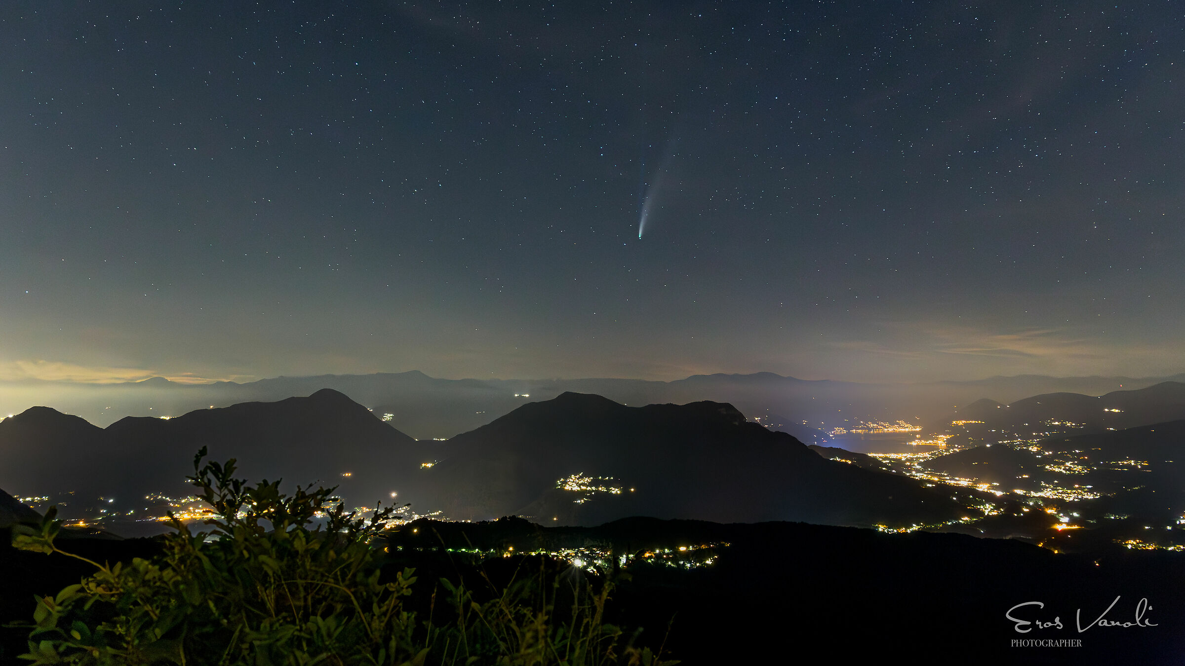 la cometa c/2020 f3 (neowise) sopra il lago maggiore