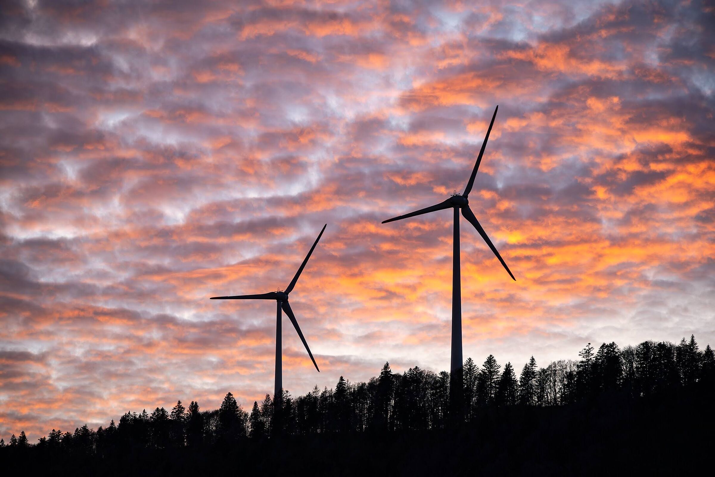 Pale eoliche al tramonto, Mont des Cerfs, Ste-Croix, CH
