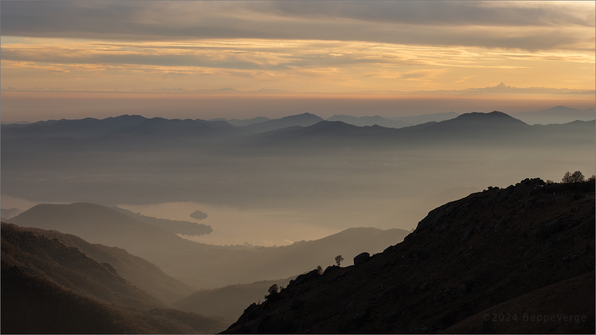 Dense foschie al tramonto