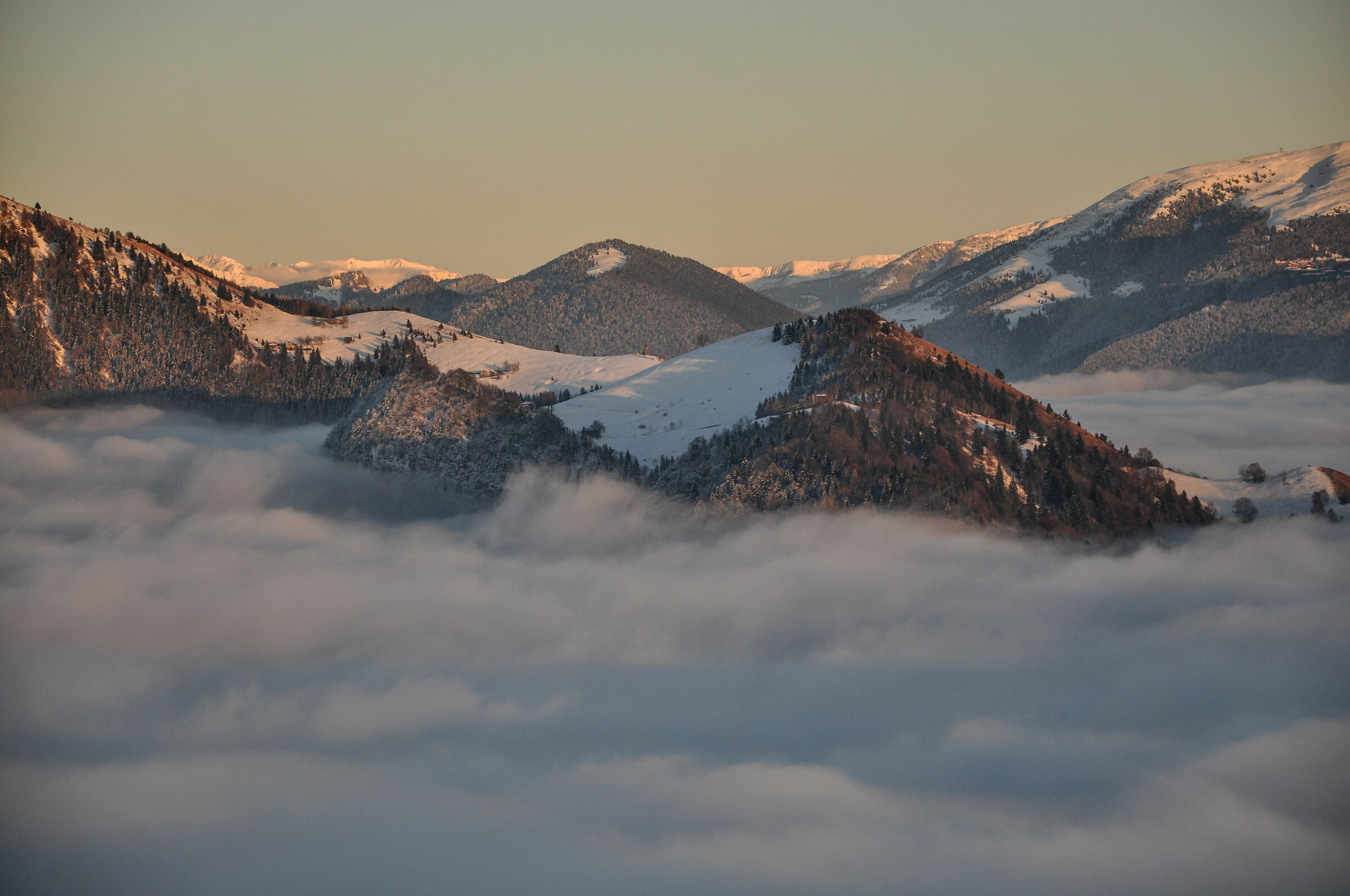 Monte Blum in una culla di nuvole
