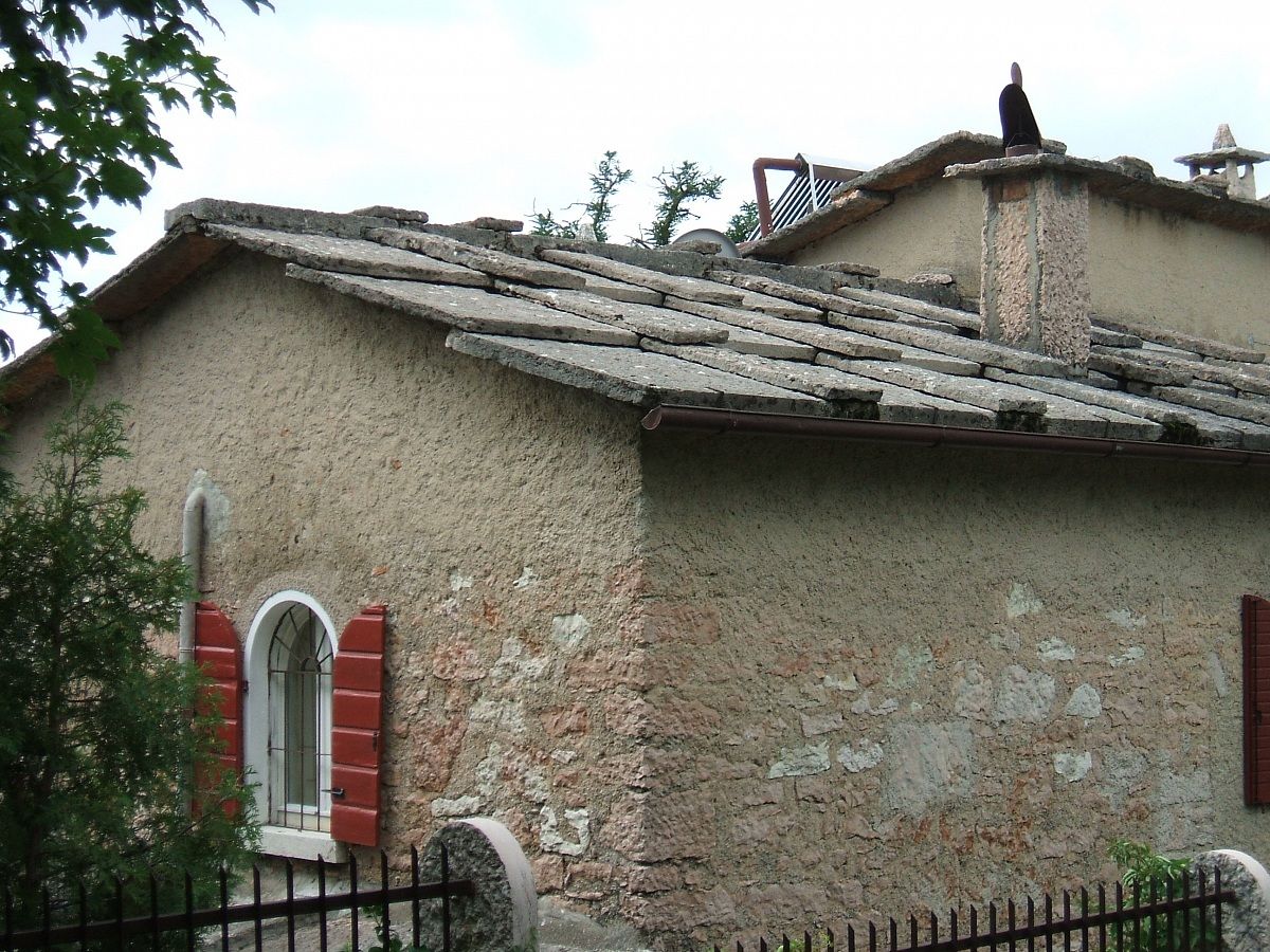 typical house roof lessinese