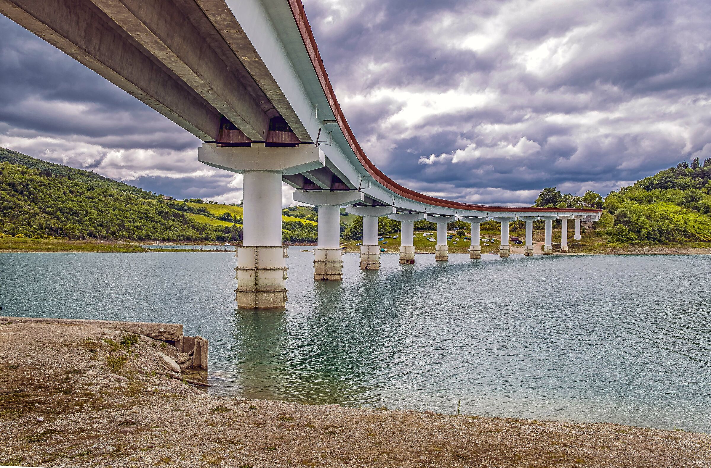 ponte sul lago di cingoli