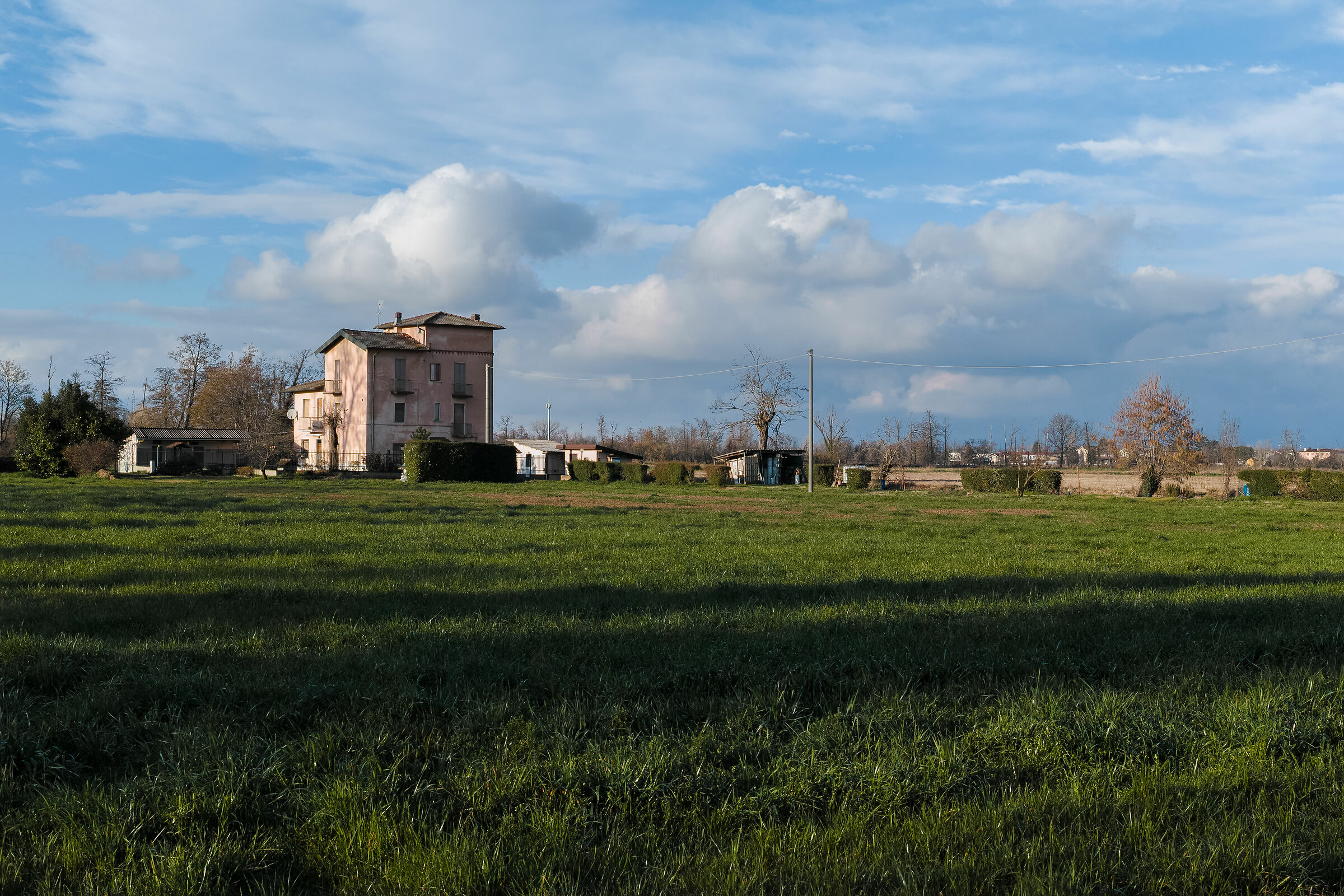 The wind blows, the rain flees