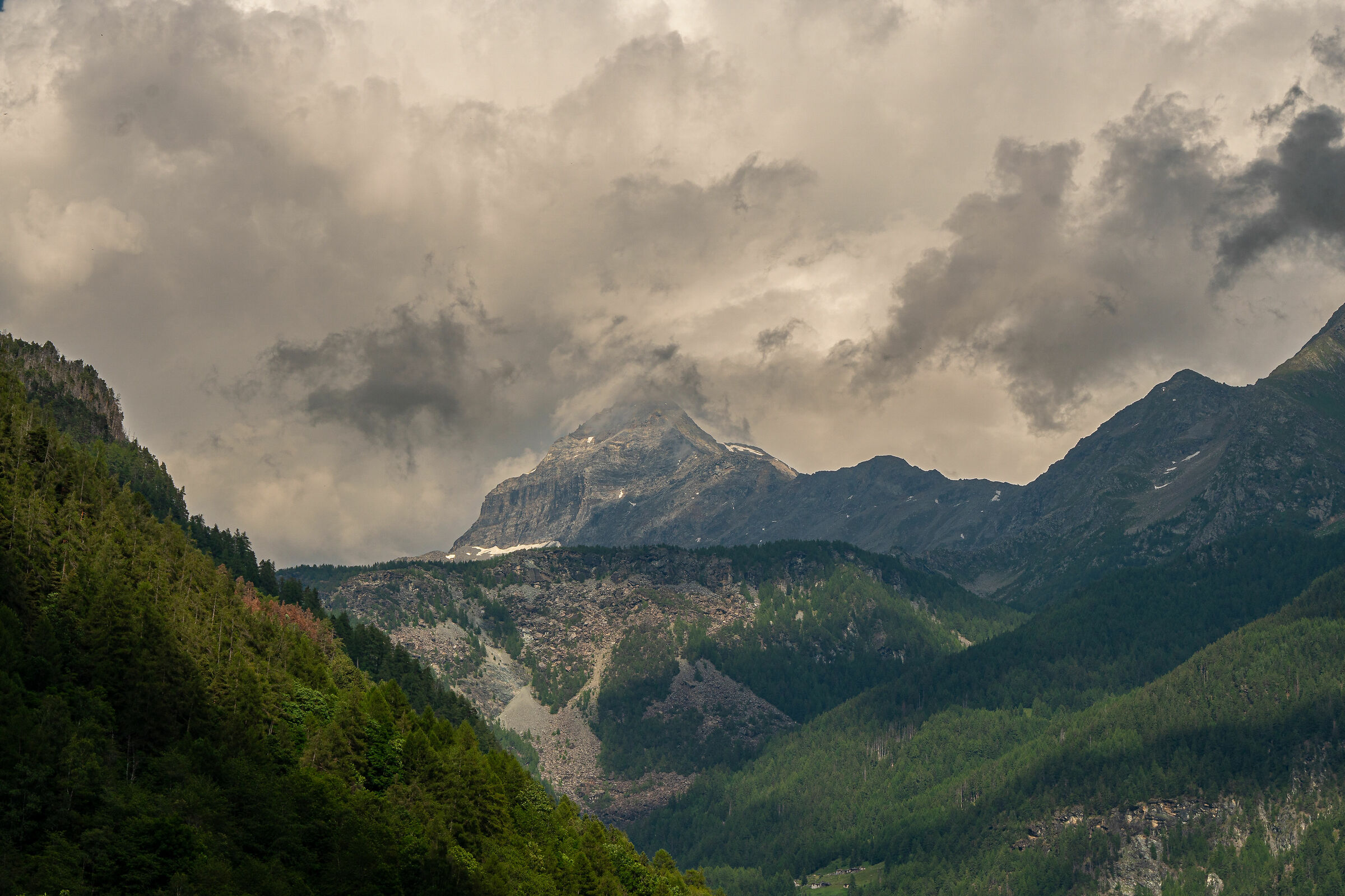 Il Pizzo Scalino tra il temporale e un fascio di sole