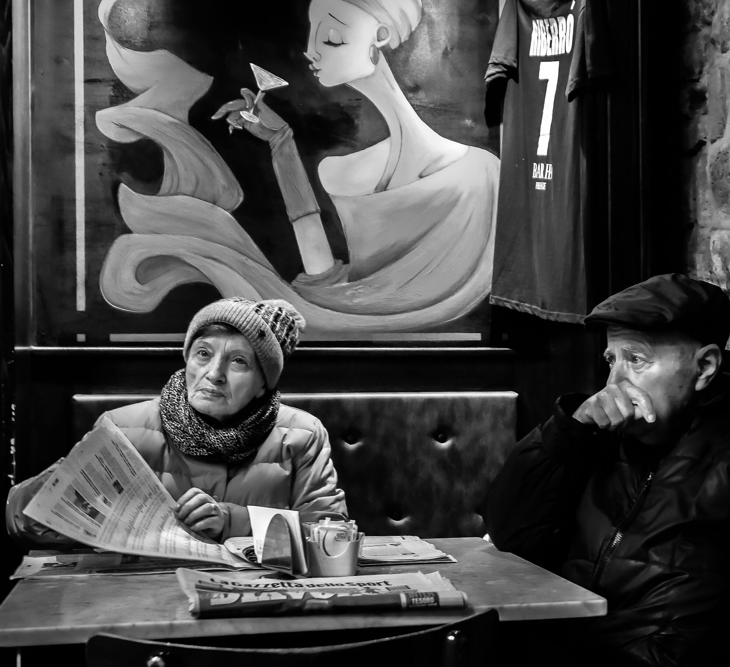 Ogni tanto alzava lo sguardo dal giornale