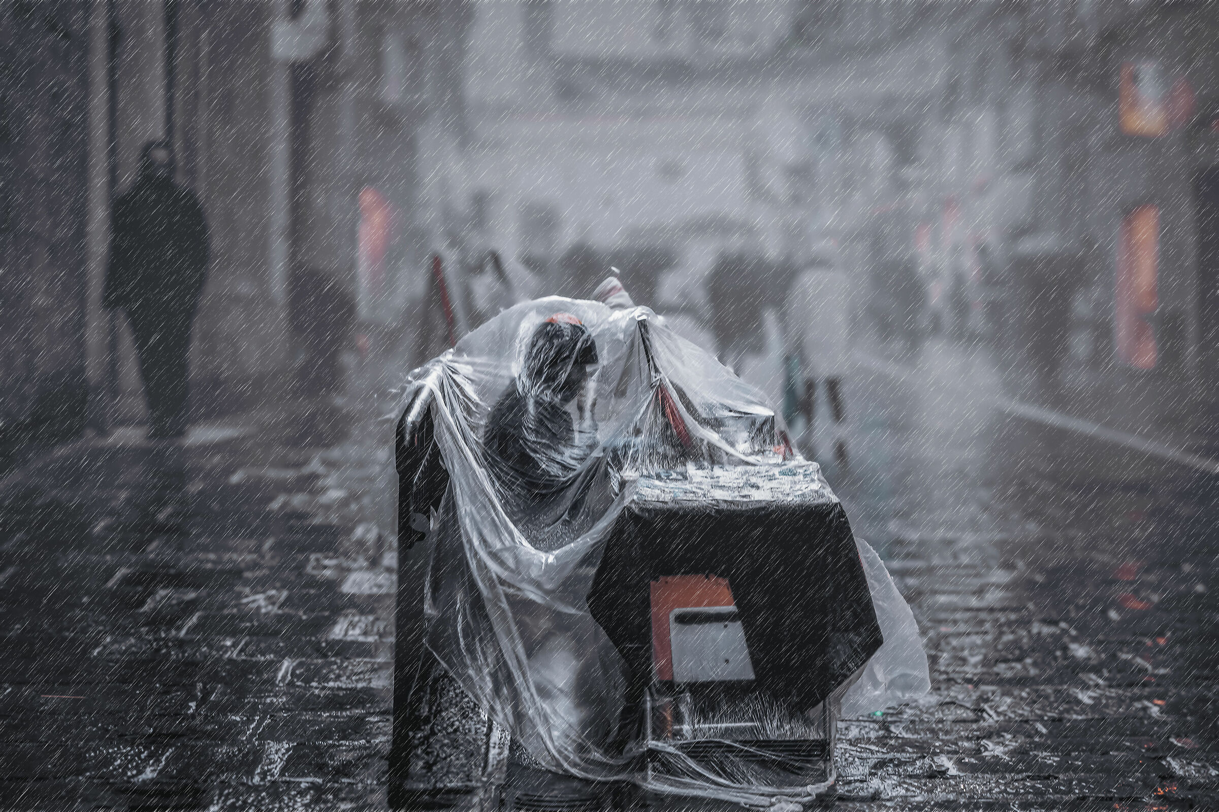 ambulante sotto la pioggia Genova