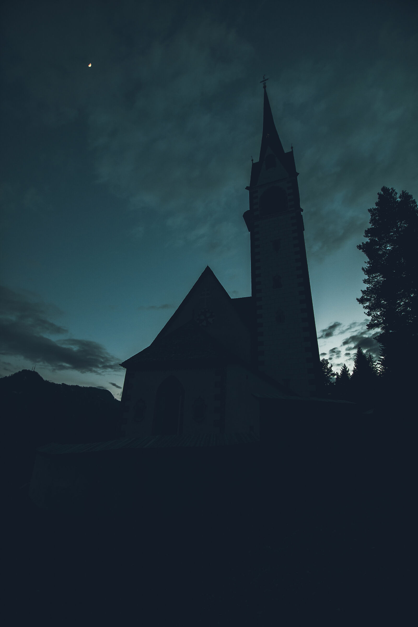 stavolta all' imbrunire la chiesa di san giacomo.