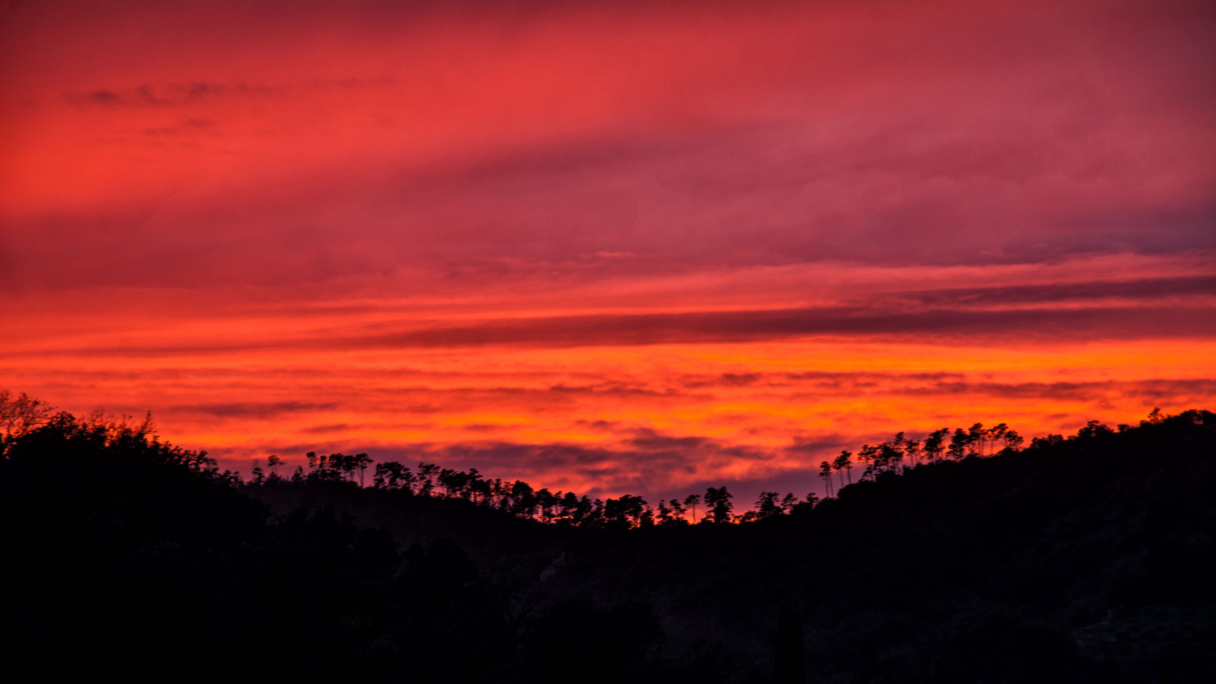 Il tramonto dietro la collina