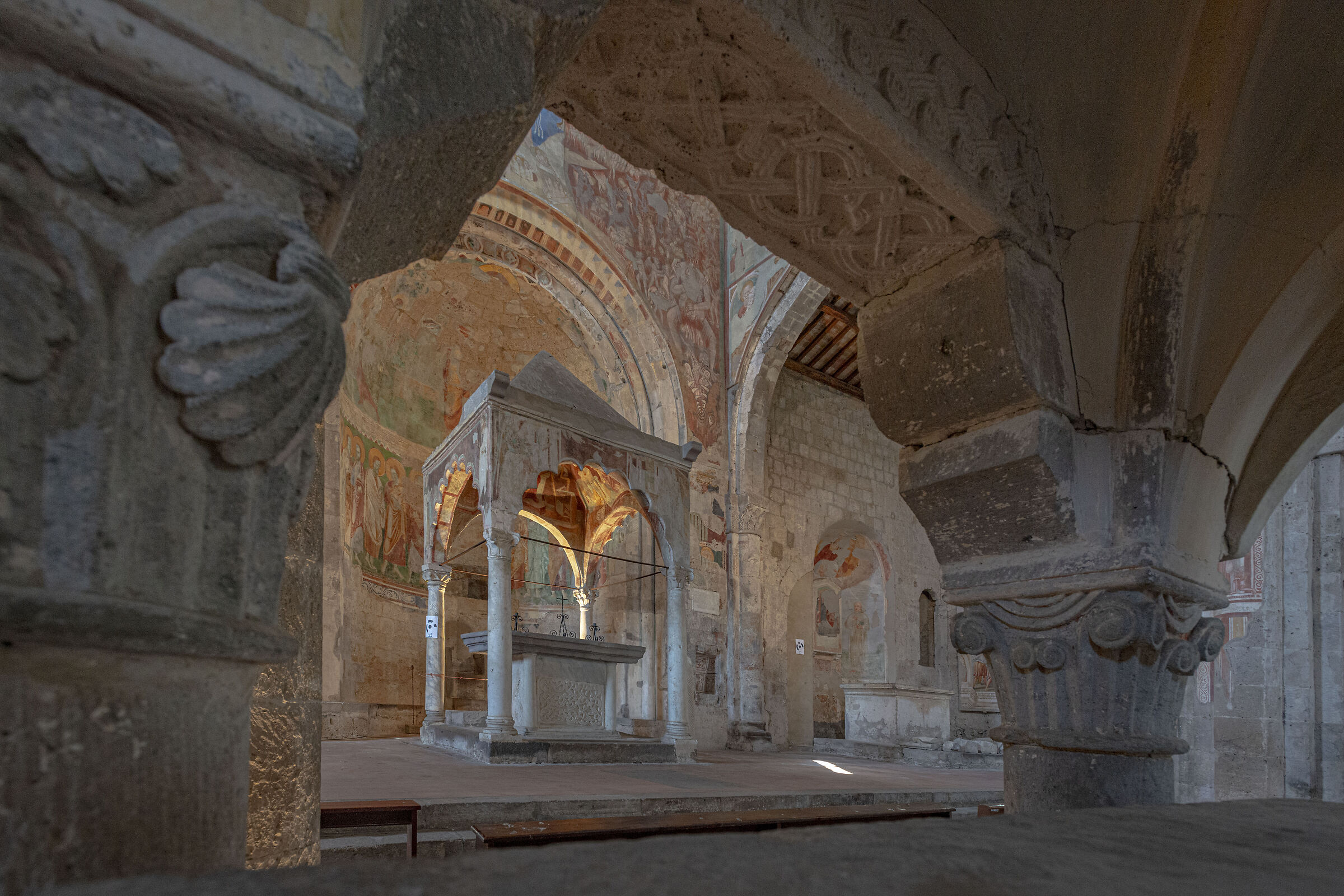ciborio e fonte battesimale Tuscania S. Maria Maggiore
