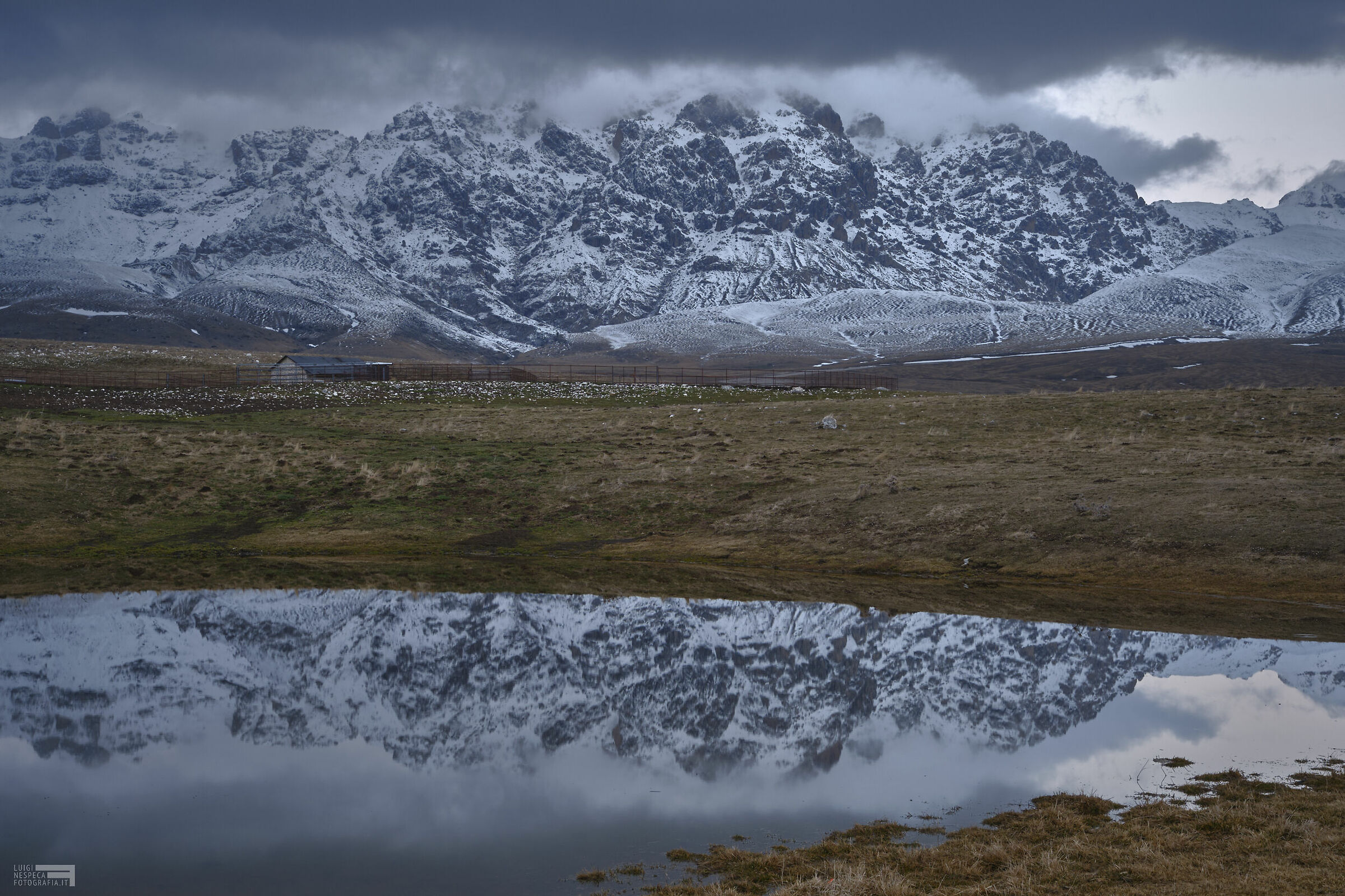Monte Pressi riflette nel lago Racollo
