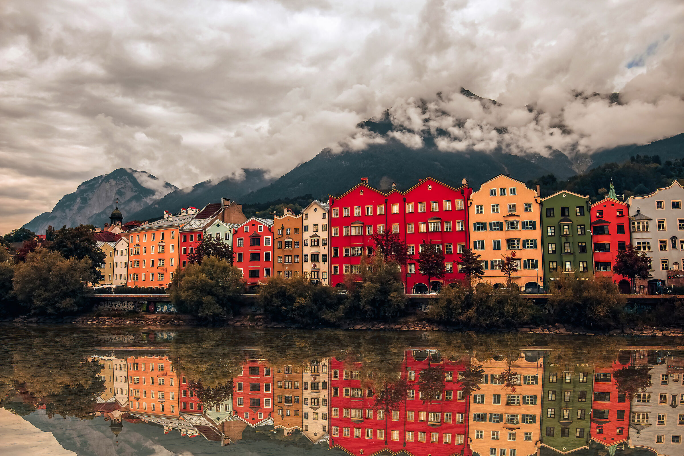 Colori accesi sul fiume Inn a Innsbruck.