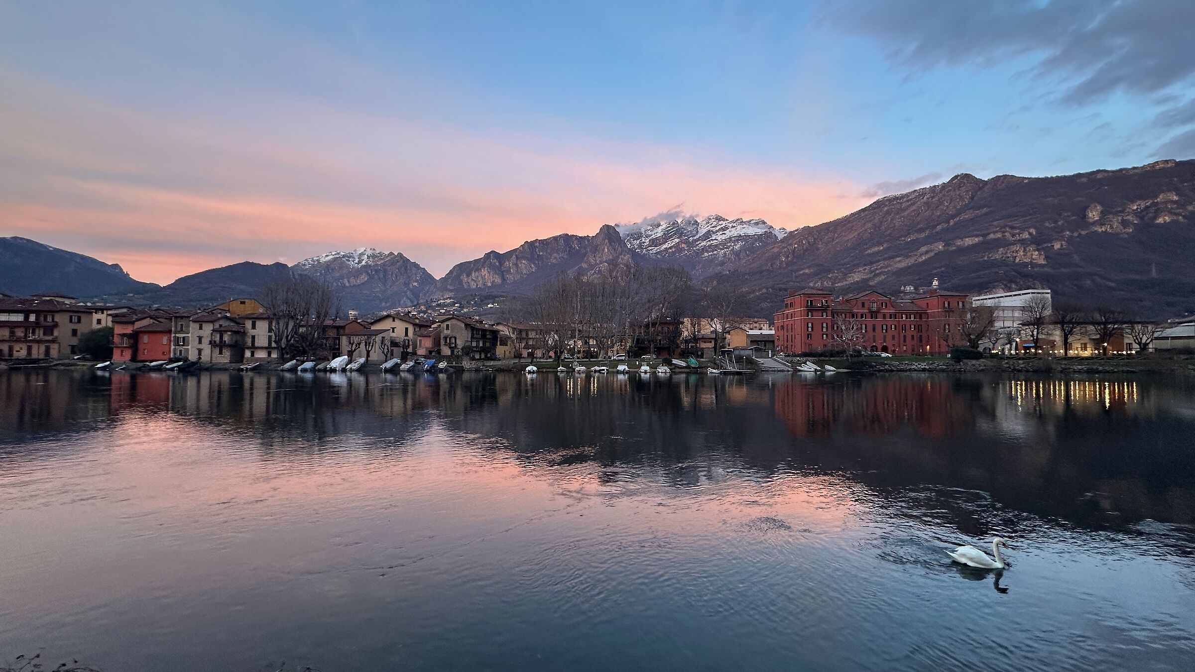 Pescarenico, tramonto con cigno 2