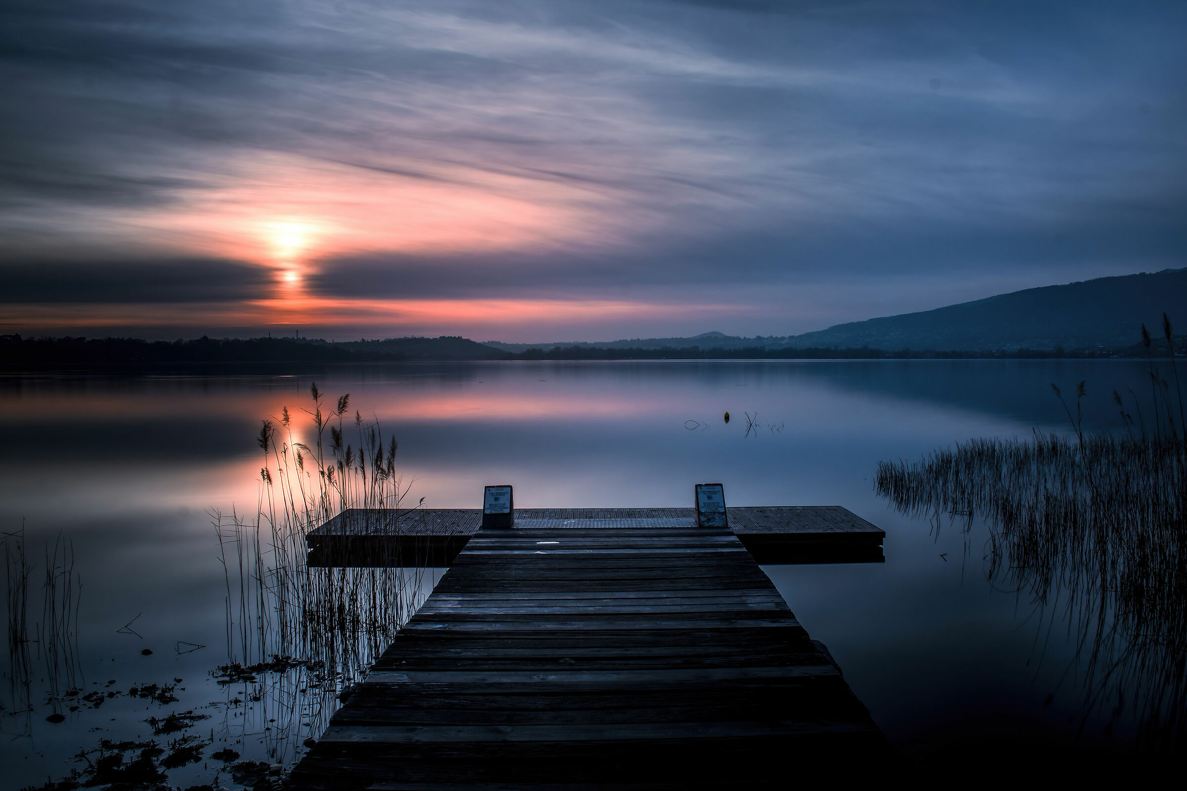 come una lastra di ghiaccio. lago di Pusiano