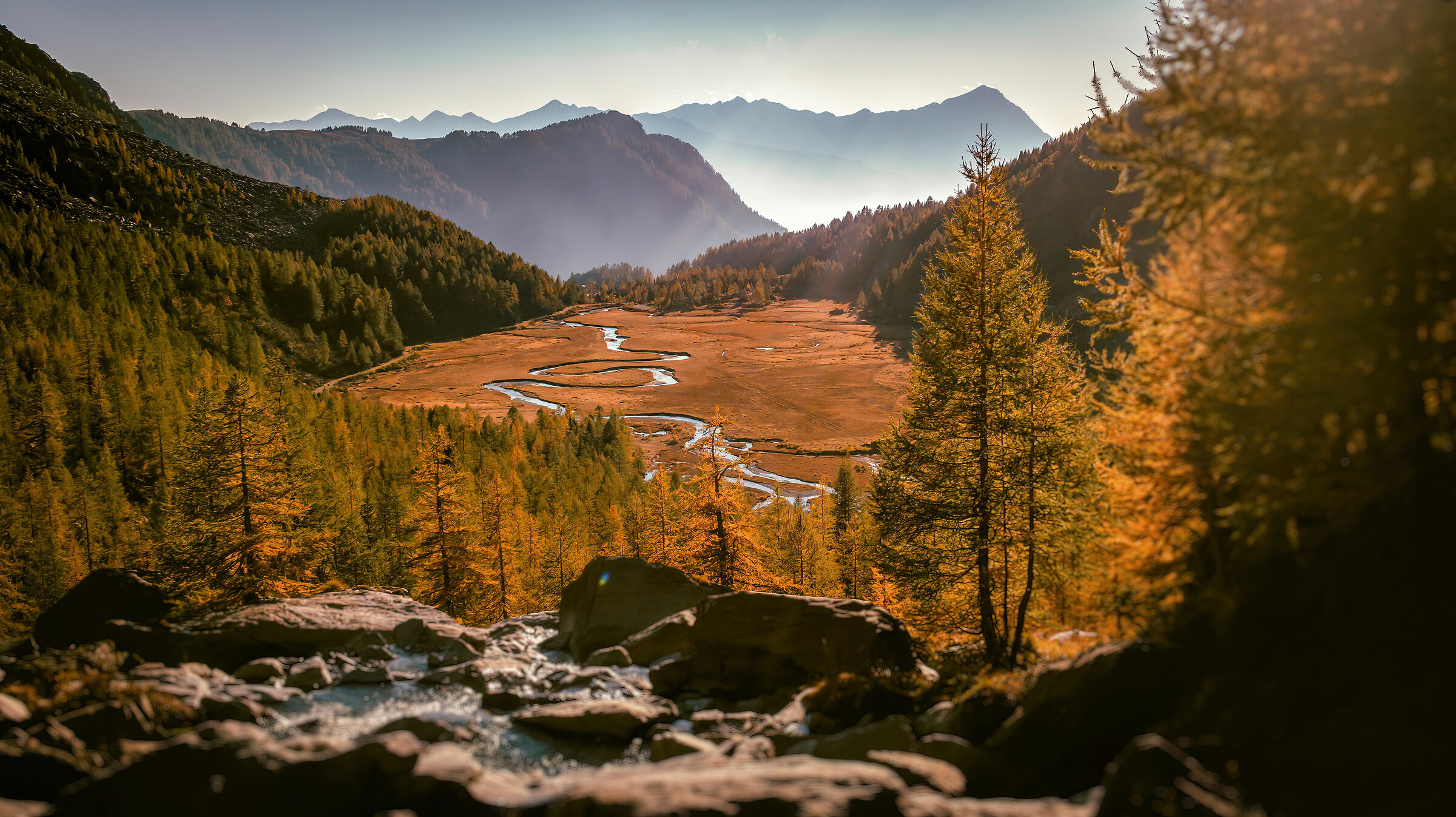 La valle incantata . in autunno diventa come fuoco