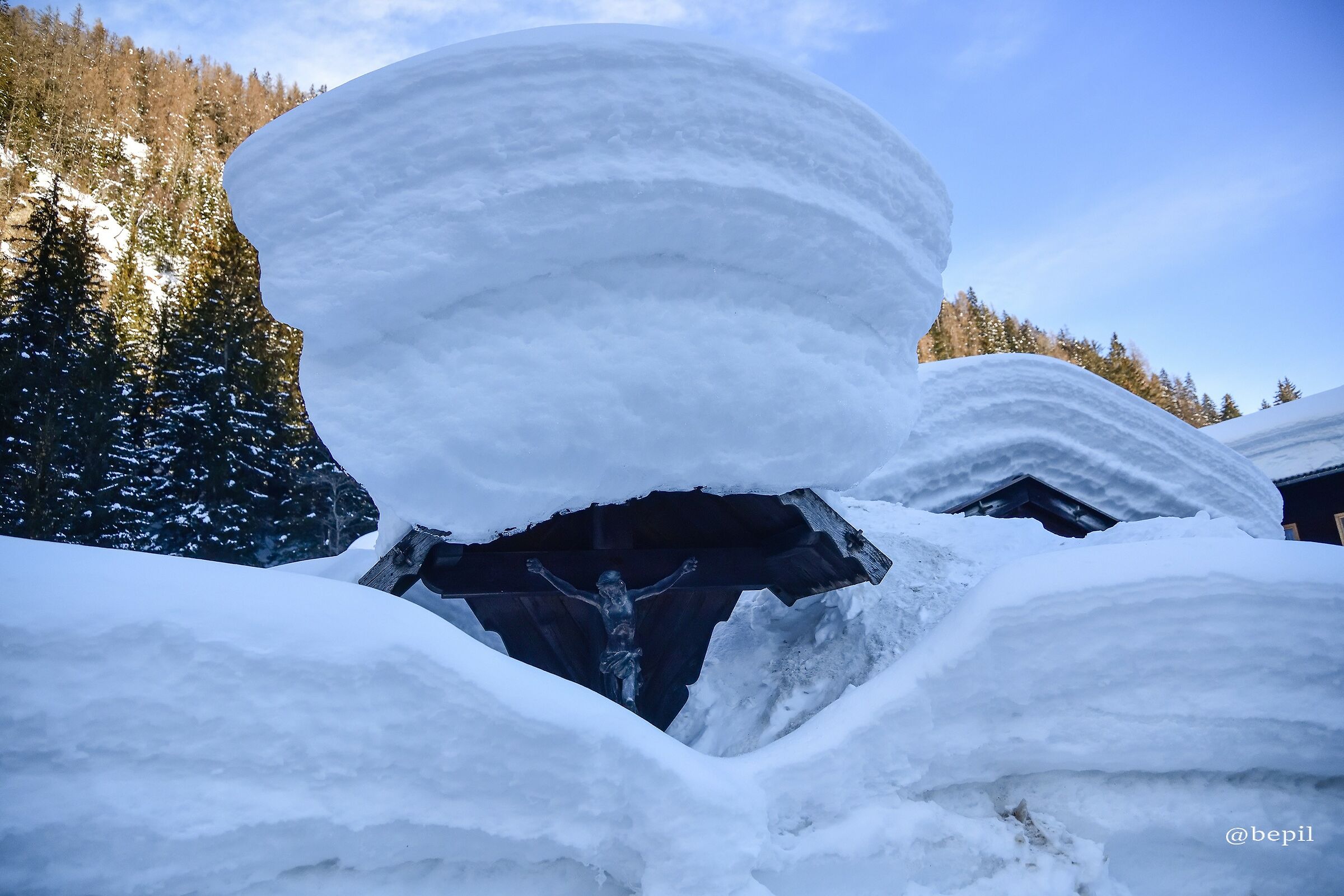 Il Cristo tra la neve