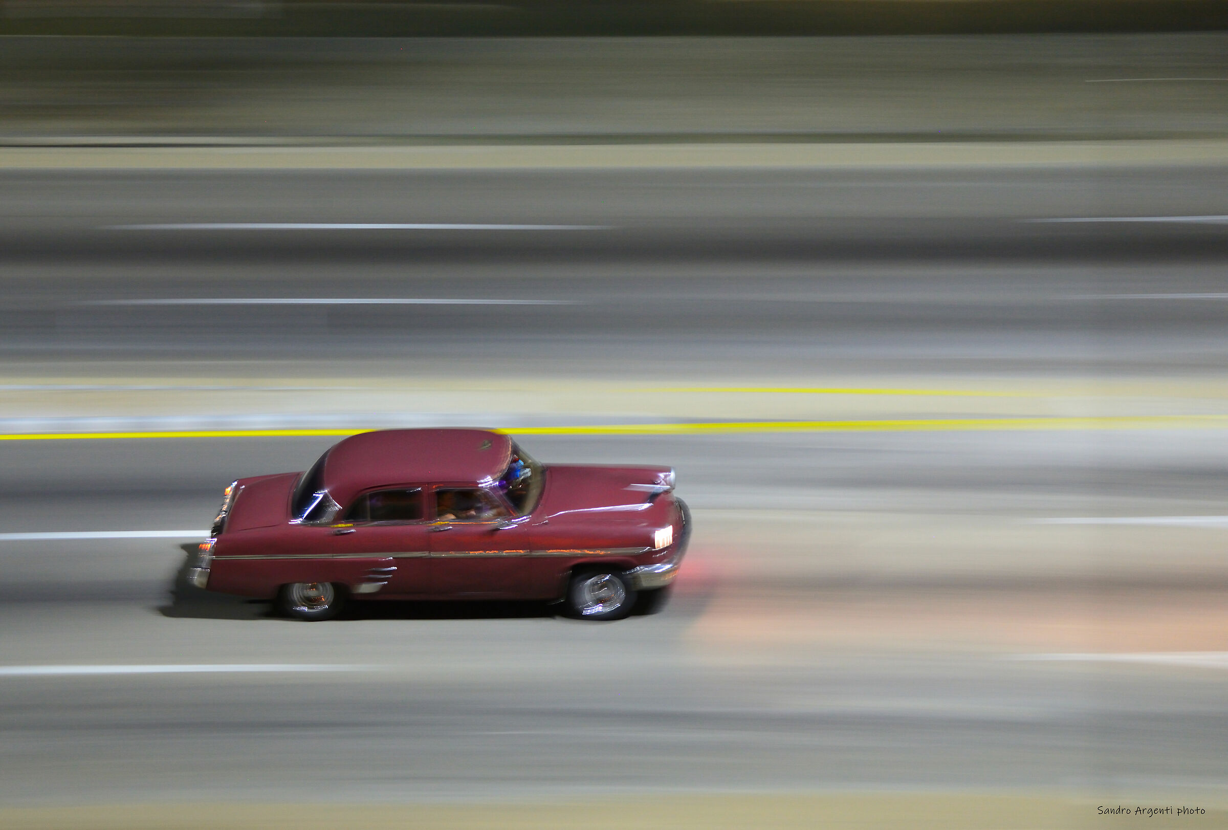 Sfreccia la vecchia auto per le strade di Cuba…