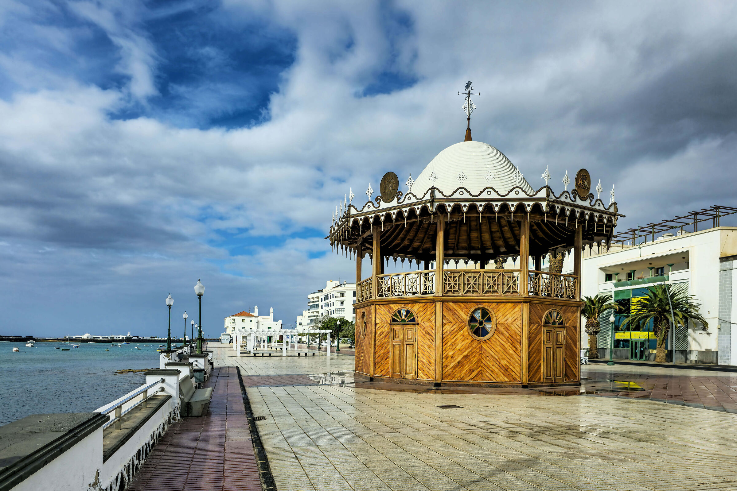 passeggiata sul mare