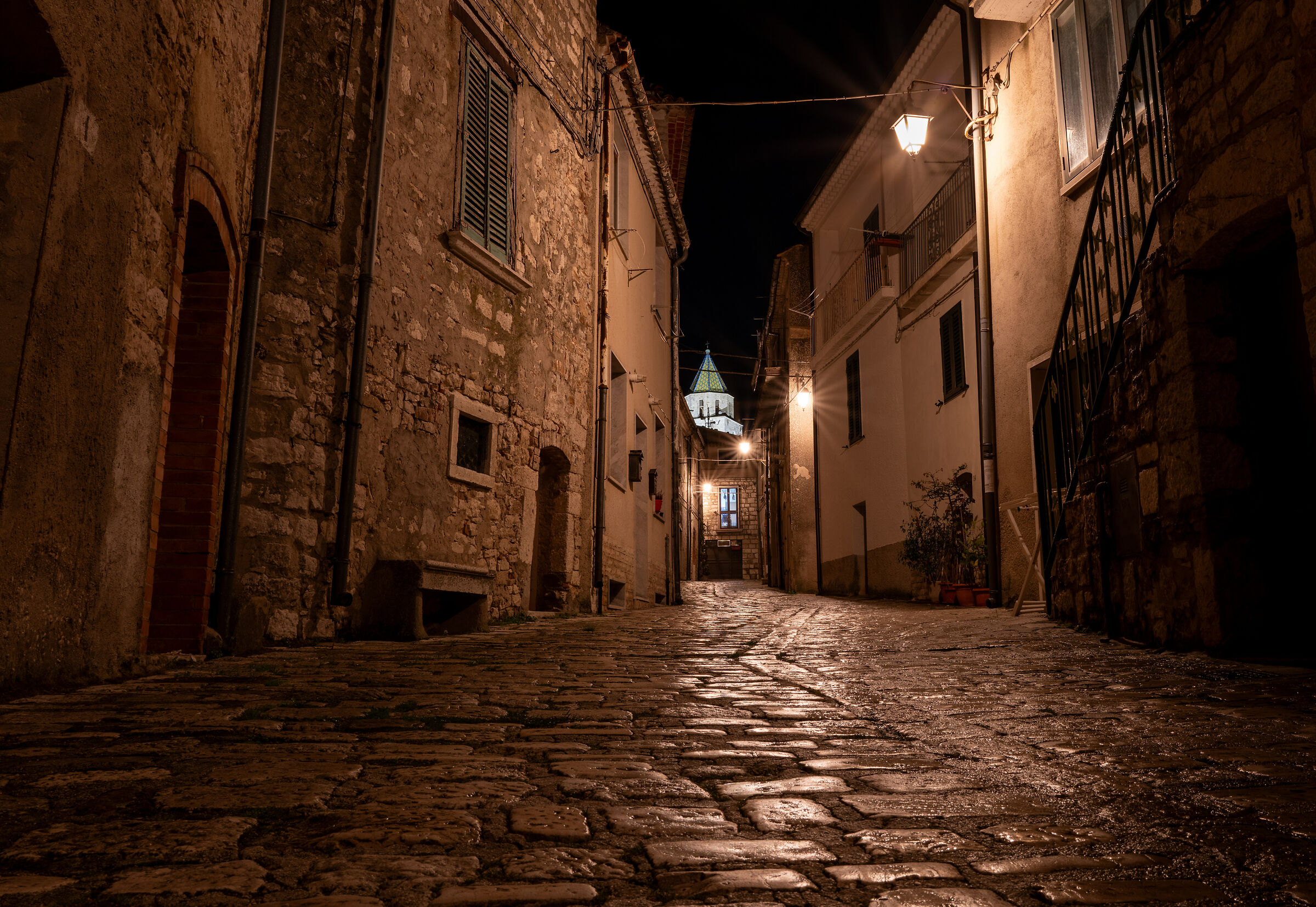 Among the night alleys of Petrella Tifernina