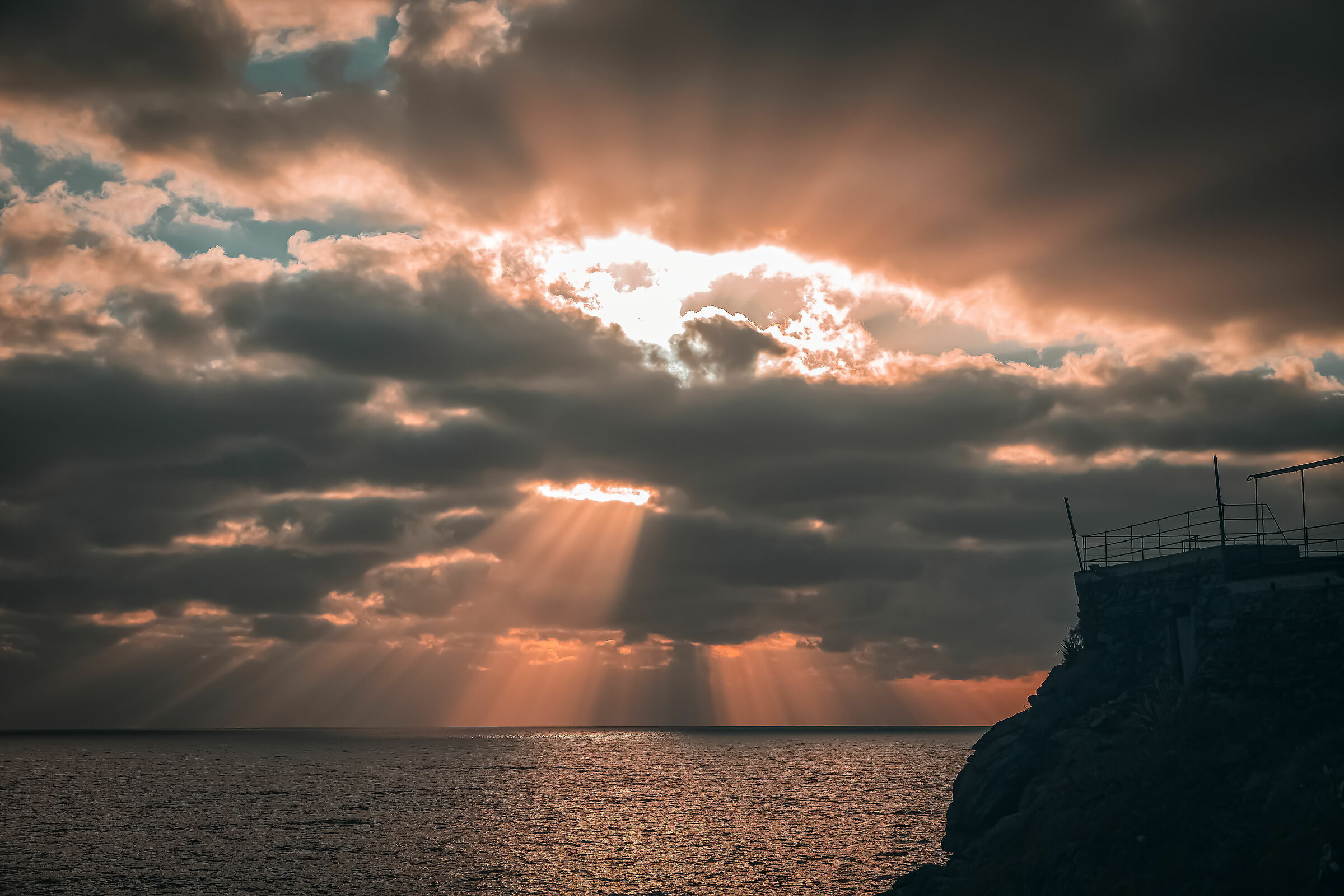 raggi di sole sul mare