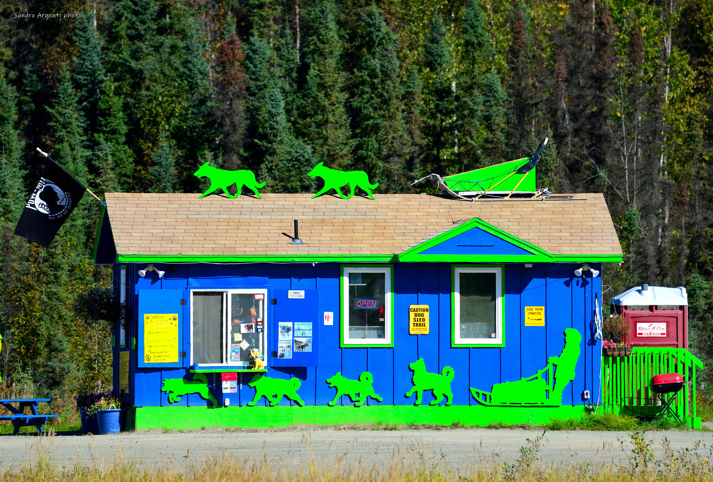 Particolari colori di un piccolo bar in Alaska.