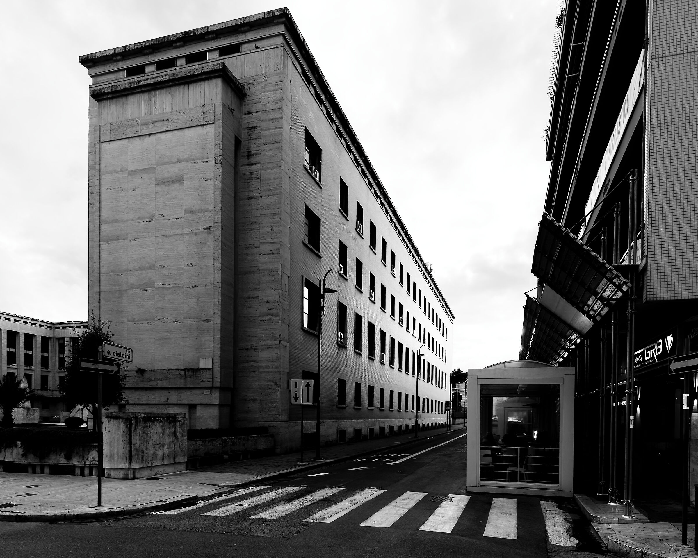monumenti  e dintorni del palazzo "M" a Latina 1