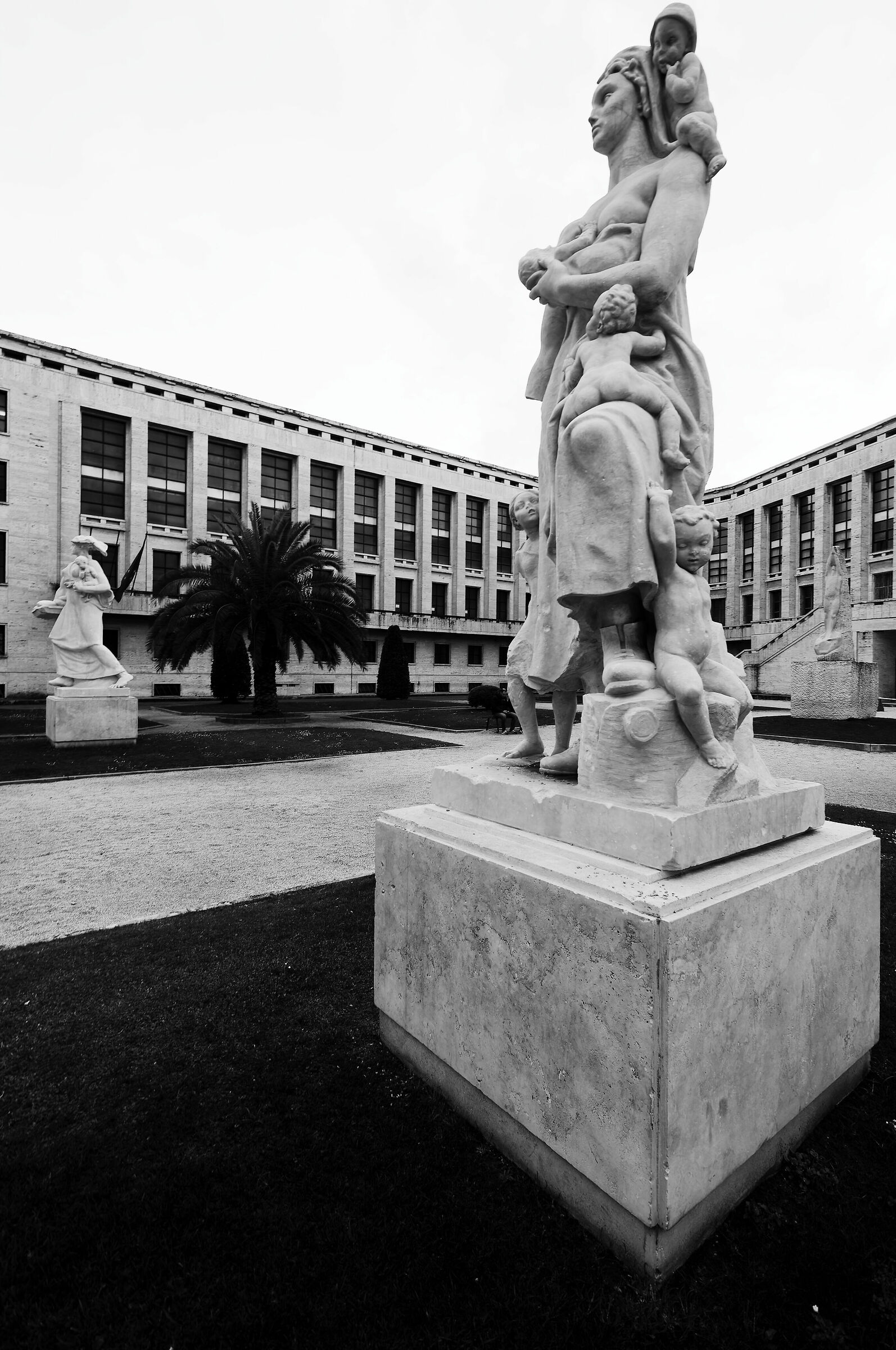 monumenti  e dintorni del palazzo "M" a Latina 2