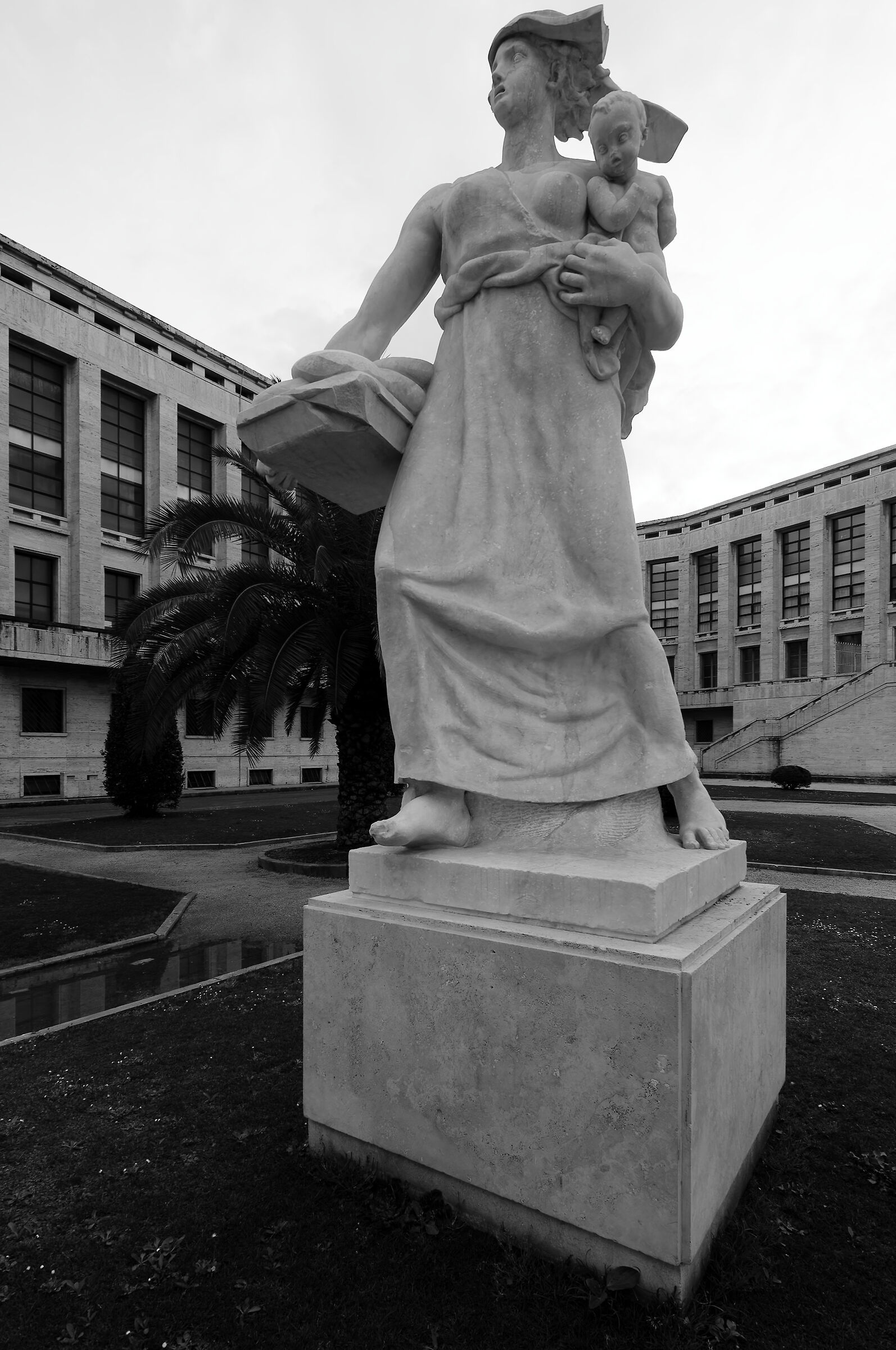 monumenti  e dintorni del palazzo "M" a Latina 3