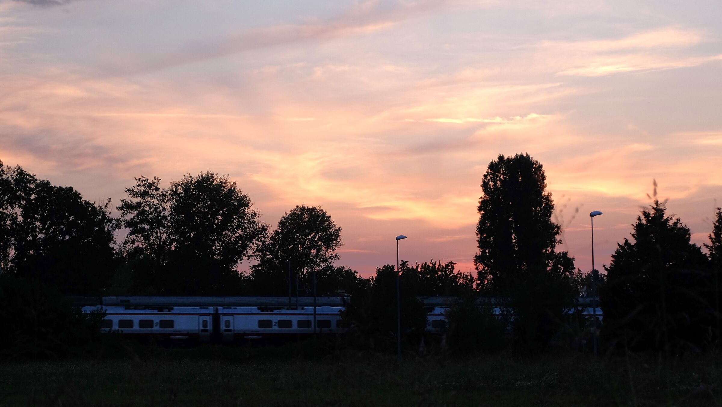 Fuji x-m1 - tramonto sul treno fermo da tanto tempo