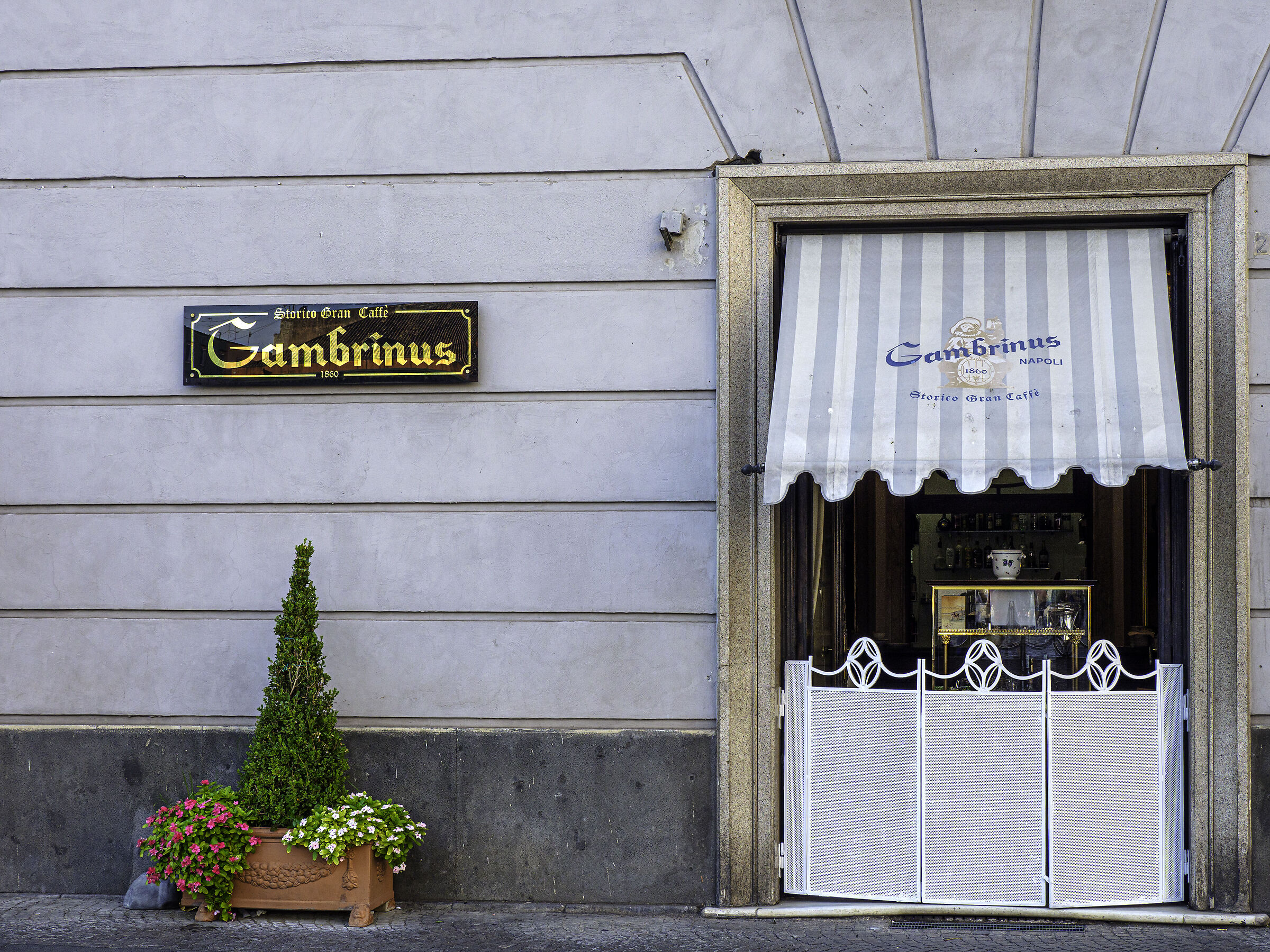 Napoli Gambrinus vetrina laterale.