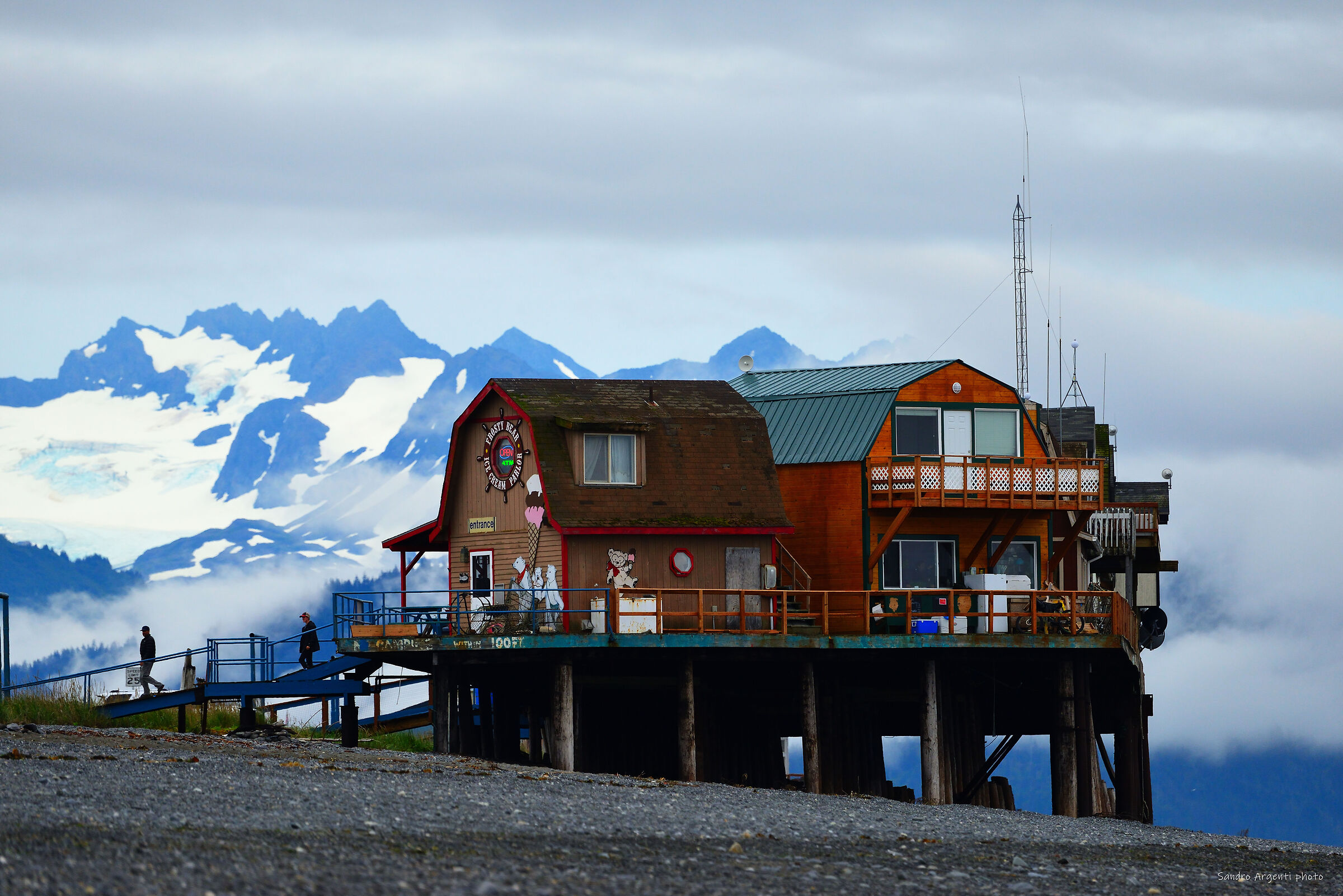 Punto di ristoro su palafitte.