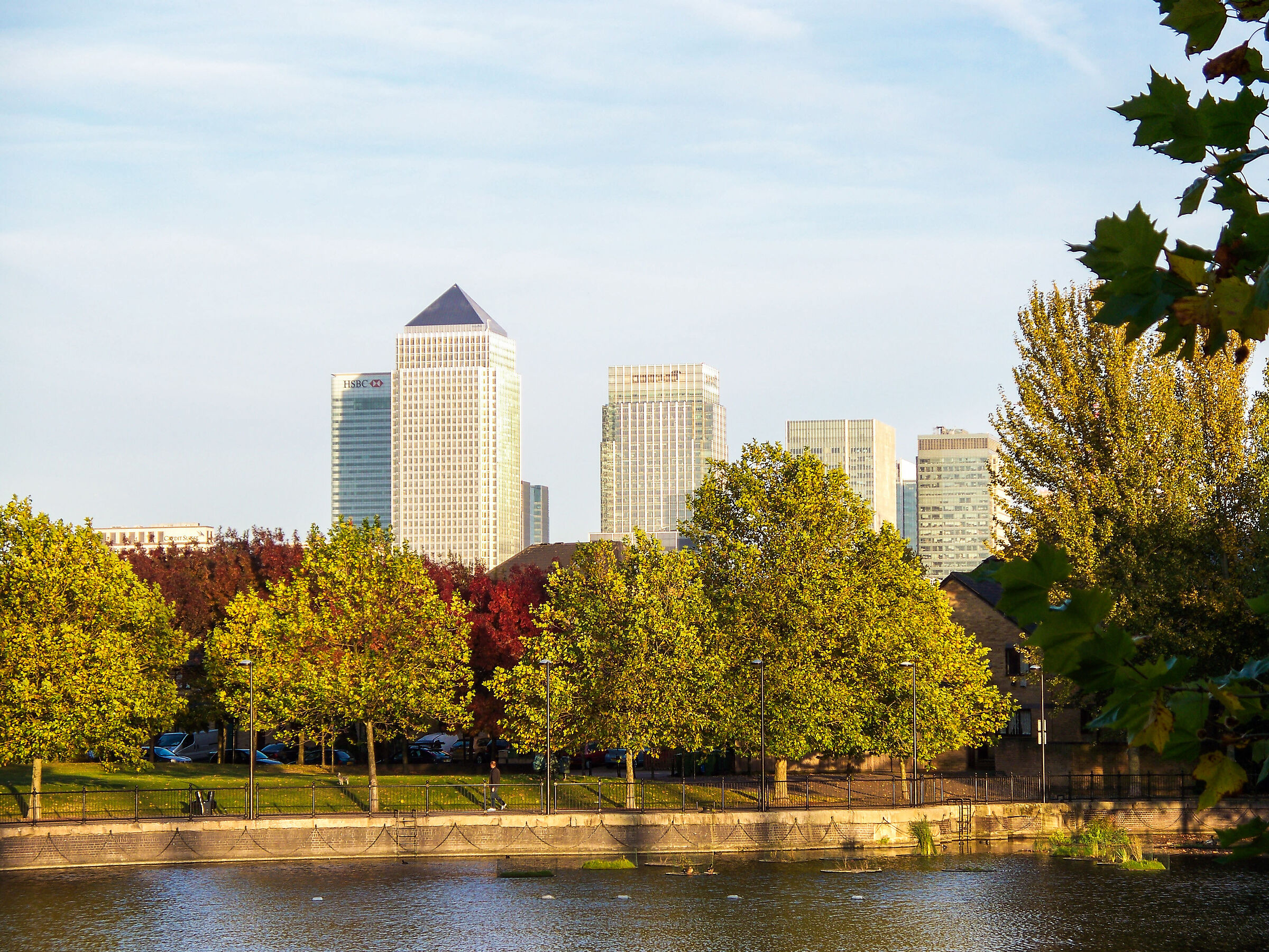 Vista dall'acqua del Surrey al molo delle Canarie