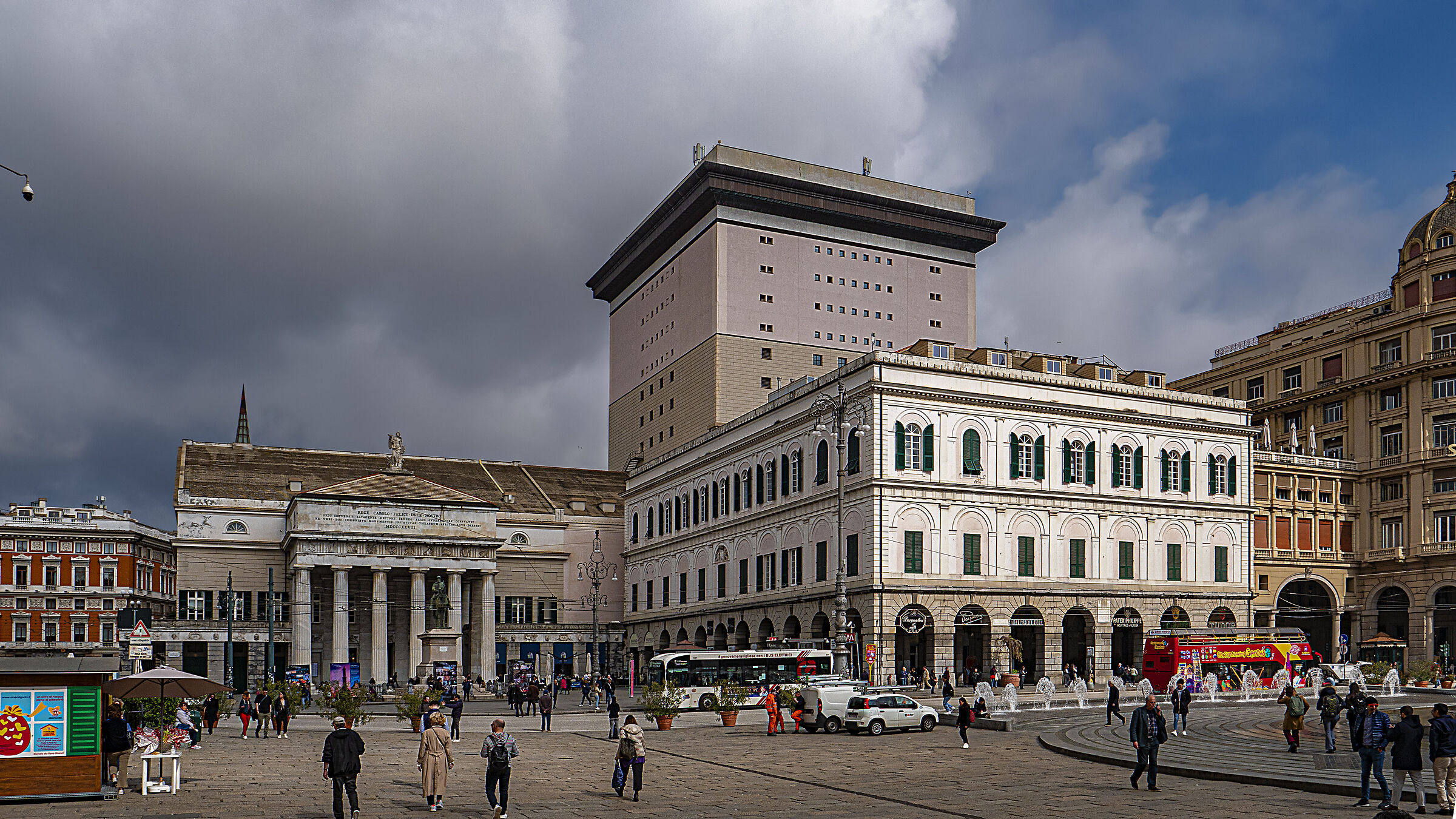 Piazza De Ferrari davanti al Teatro Carlo Felice