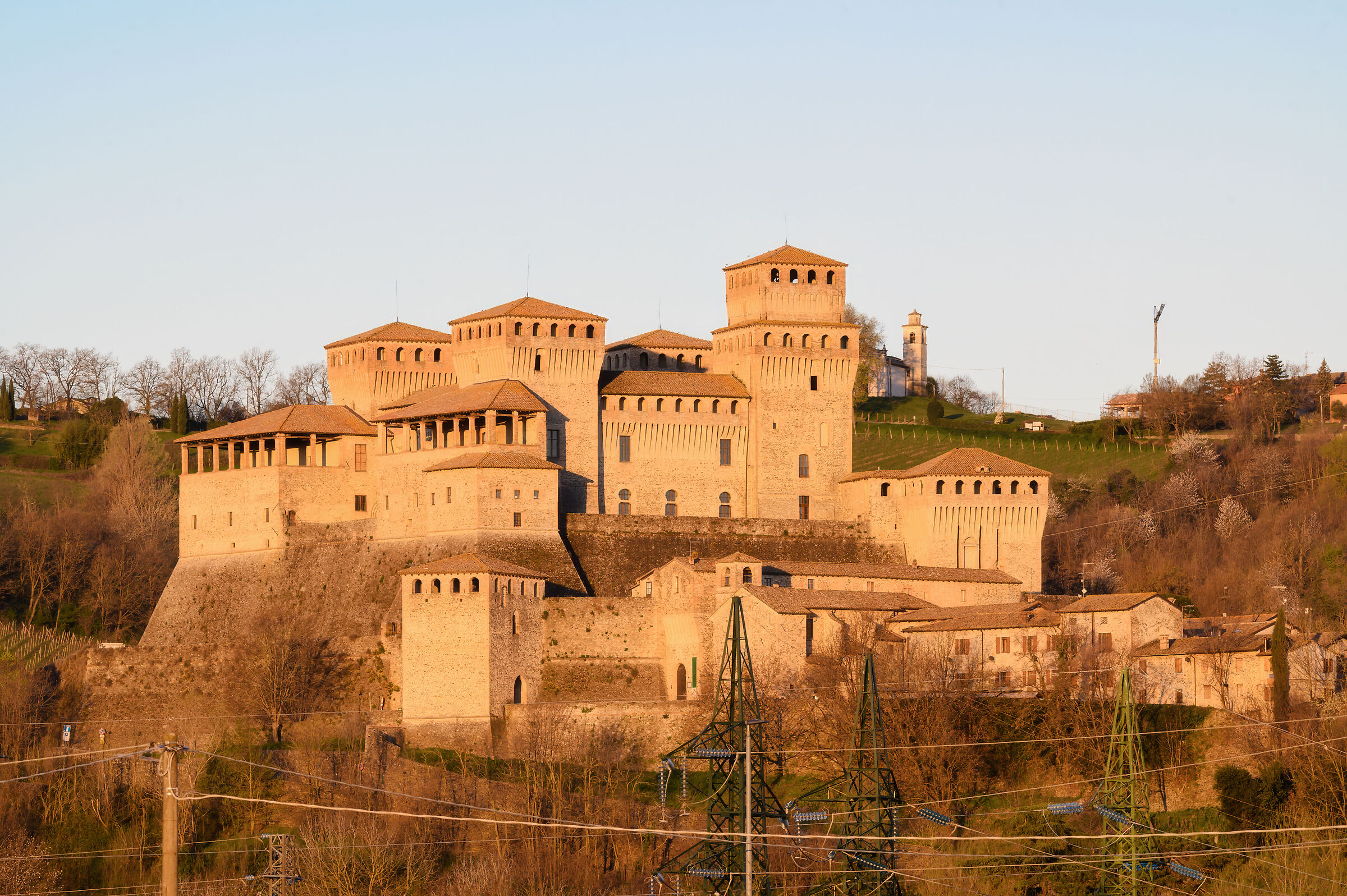 Castello di Torrechiara baciato dal primo sole del matt